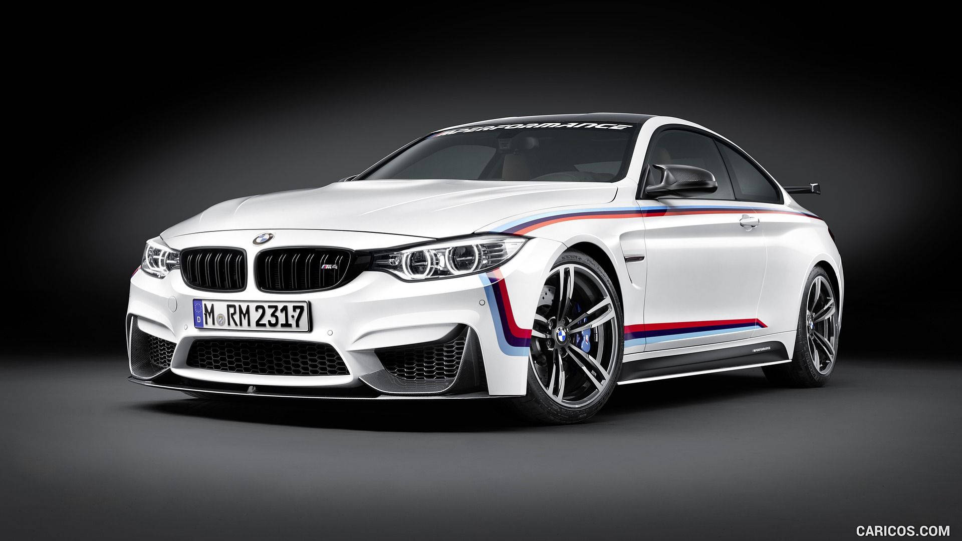 m 桌布 壁紙 — 一部時尚的白色BMW M4 GTS，帶有標誌性的藍、紅、白賽車條紋，在深色工作室背景下傲然挺立。