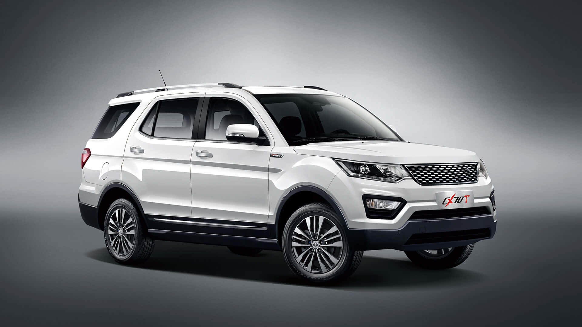 Changan 桌布 壁紙 — 一部時尚的白色SUV，帶有鍍鉻飾邊和合金輪圈，在漸變灰色工作室背景前展示。