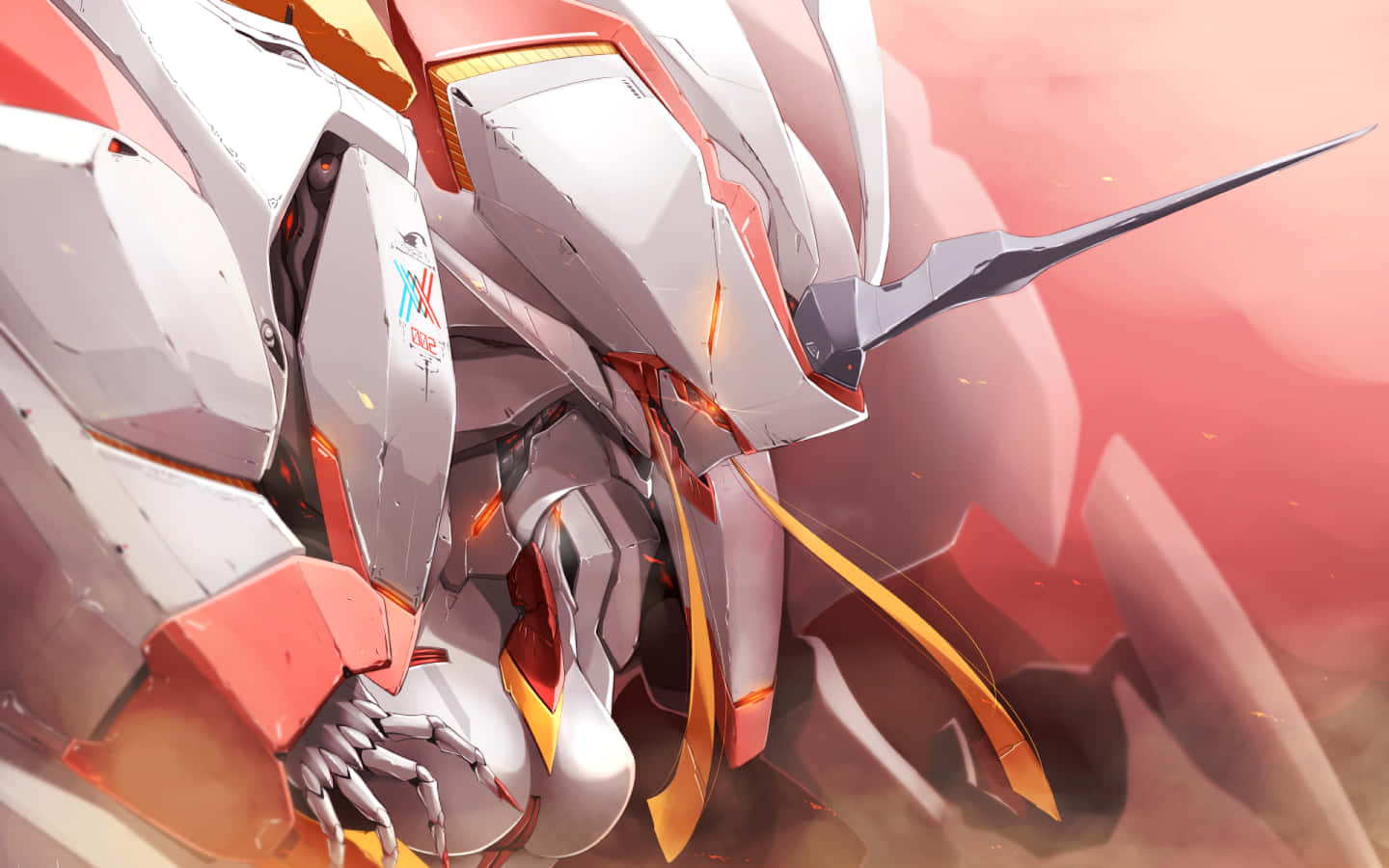 DARLING in the FRANXX 桌布 壁紙 — 一部時尚的白色和橙色機甲，帶有發光點綴，在火紅背景前蓄勢待發。