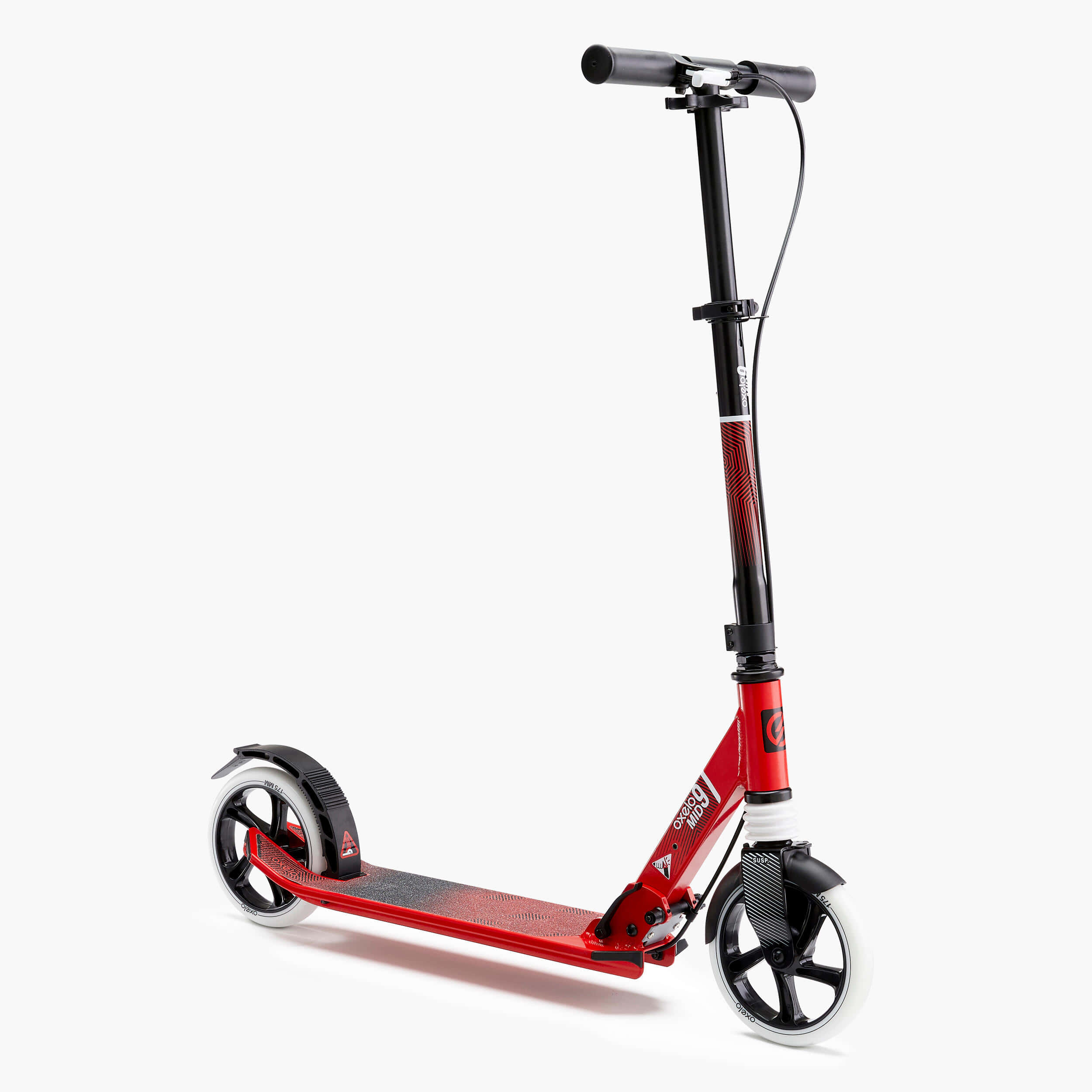 scooter 桌布 壁紙 — 一部時尚的紅黑色滑板車，配有白色輪子，孤立在潔白的背景上。