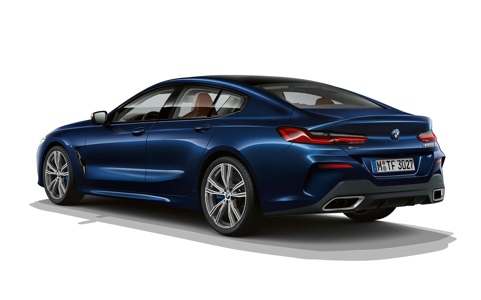 Bmw 8 Series 桌布 壁紙 — 一部時尚的藍色BMW 8系列轎跑車，以四分之三後視圖展示在純白背景上。
