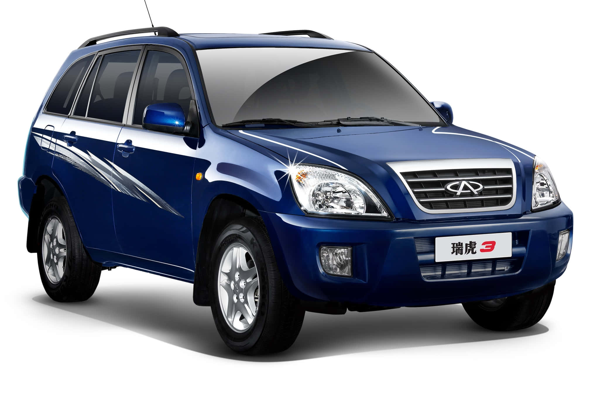 Chery 桌布 壁紙 — 一部時尚的藍色SUV，帶有銀色飾邊和鍍鉻輪圈，在白色背景的攝影棚照片中展示。