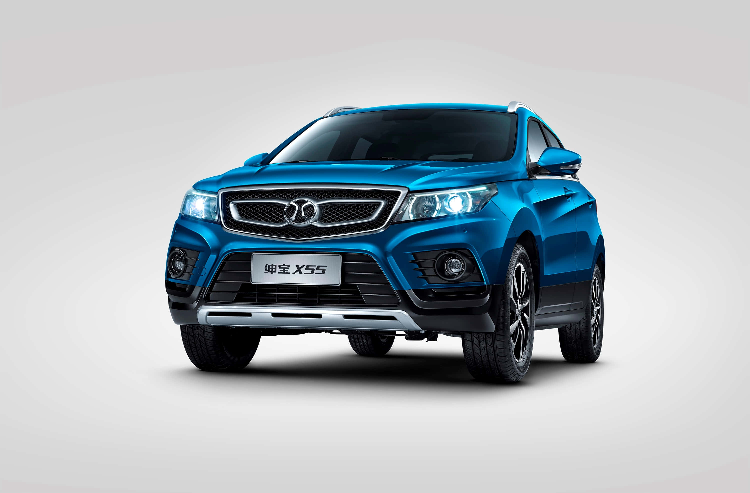Baic Group 桌布 壁紙 — 一部時尚的藍色SUV，配備發光頭燈，在簡約的攝影棚背景下矗立。