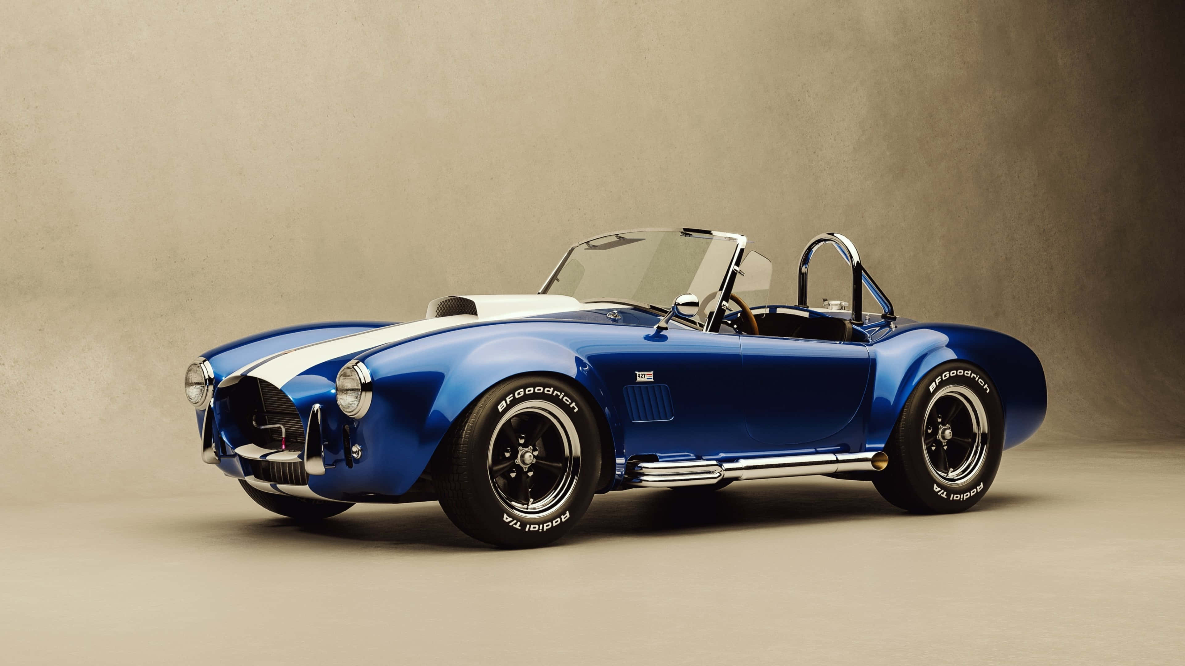 4K汽車 桌布 壁紙 — 一部時尚的藍色經典Shelby Cobra跑車，帶有白色賽車條紋，背景為中性工作室背景。
