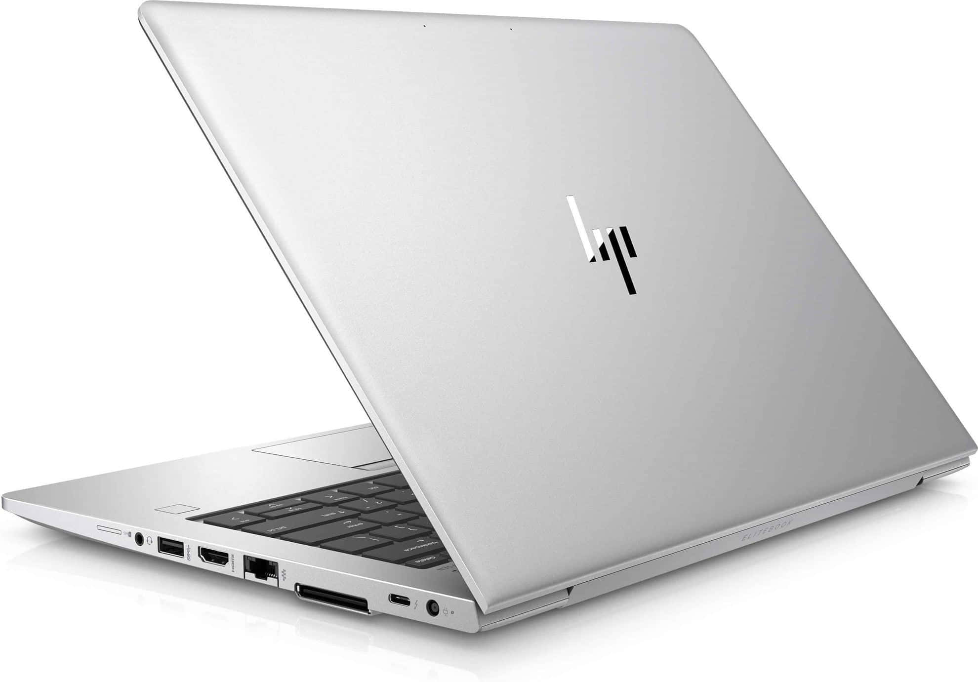 HP 桌布 壁紙 — 一部時尚的銀色 HP 筆記型電腦以角度打開，顯示連接埠和鍵盤，背景為乾淨的白色。