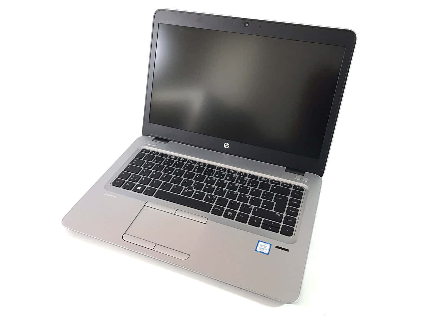 HP 桌布 壁紙 — 一部時尚的銀色 HP 筆記型電腦，配有黑色鍵盤和觸控板，在乾淨的白色背景上打開。