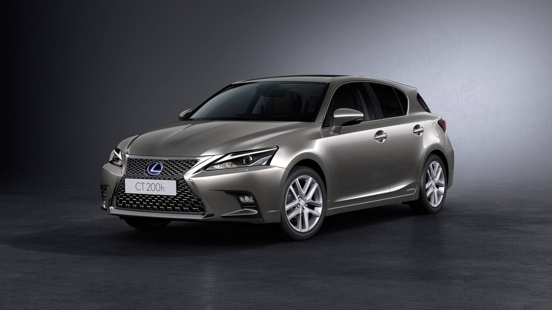 Lexus 標誌 桌布 壁紙 — 一部時尚的銀色 Lexus CT 200h 掀背車在簡約風格的攝影棚中，以戲劇性的燈光展示。