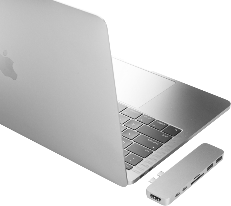 Product 桌布 壁紙 — 一部時尚的銀色 MacBook 筆記型電腦，連接了一個銀色 USB-C 集線器，置於黑色背景上。