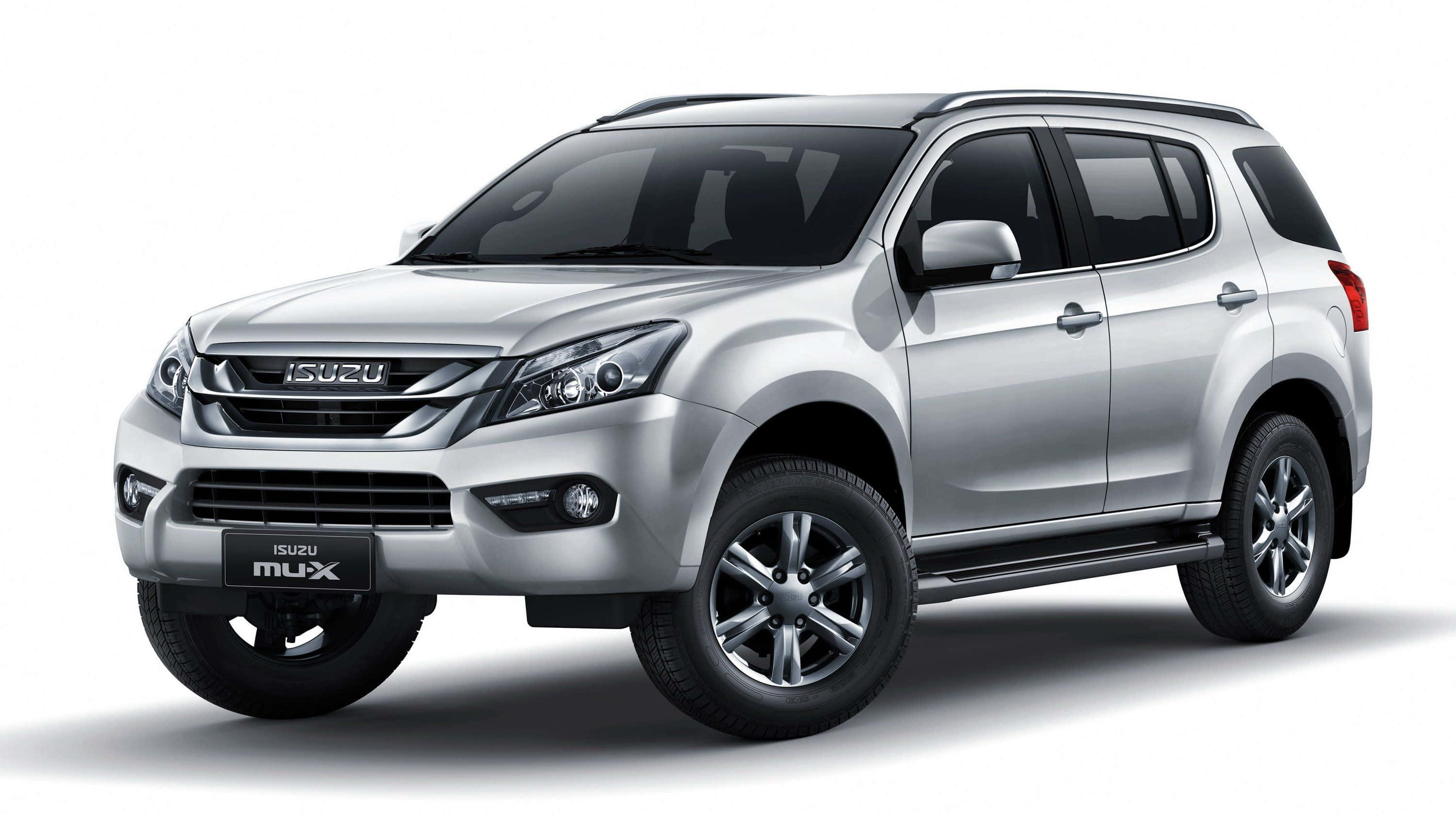 Isuzu 桌布 壁紙 — 一部時尚的銀色Isuzu MUX SUV在乾淨的攝影棚拍攝中展示，帶有柔和陰影和反光表面。
