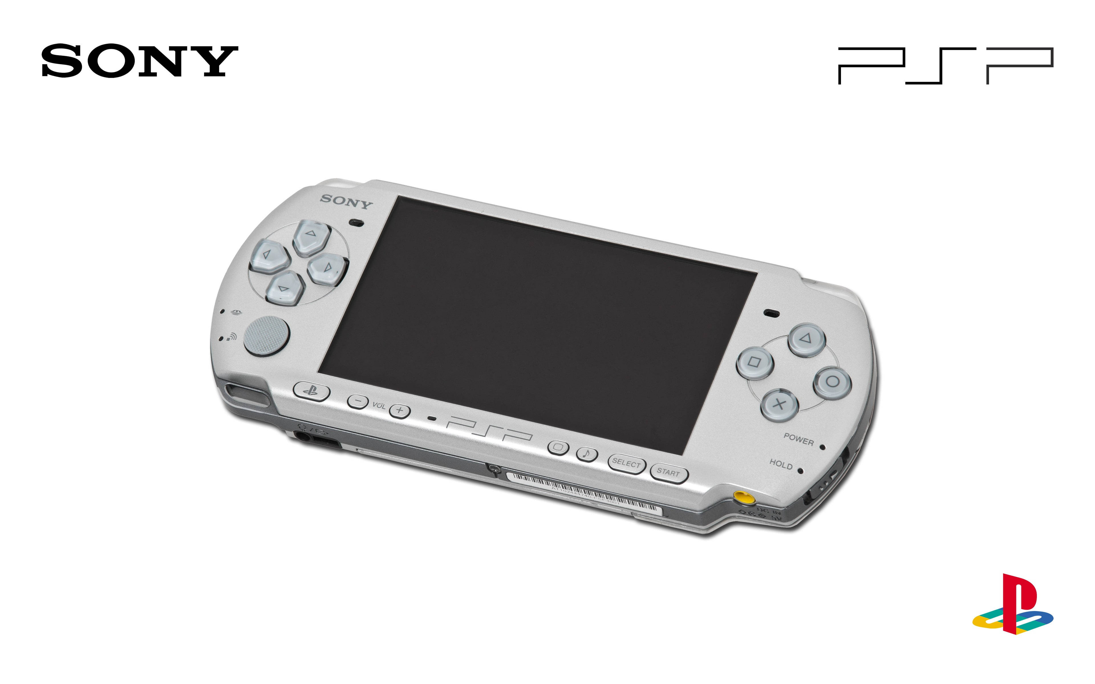遊戲 桌布 壁紙 — 一部時尚的銀色Sony PSP手提遊戲機，以傾斜角度展示在帶有品牌標誌的純白背景上。