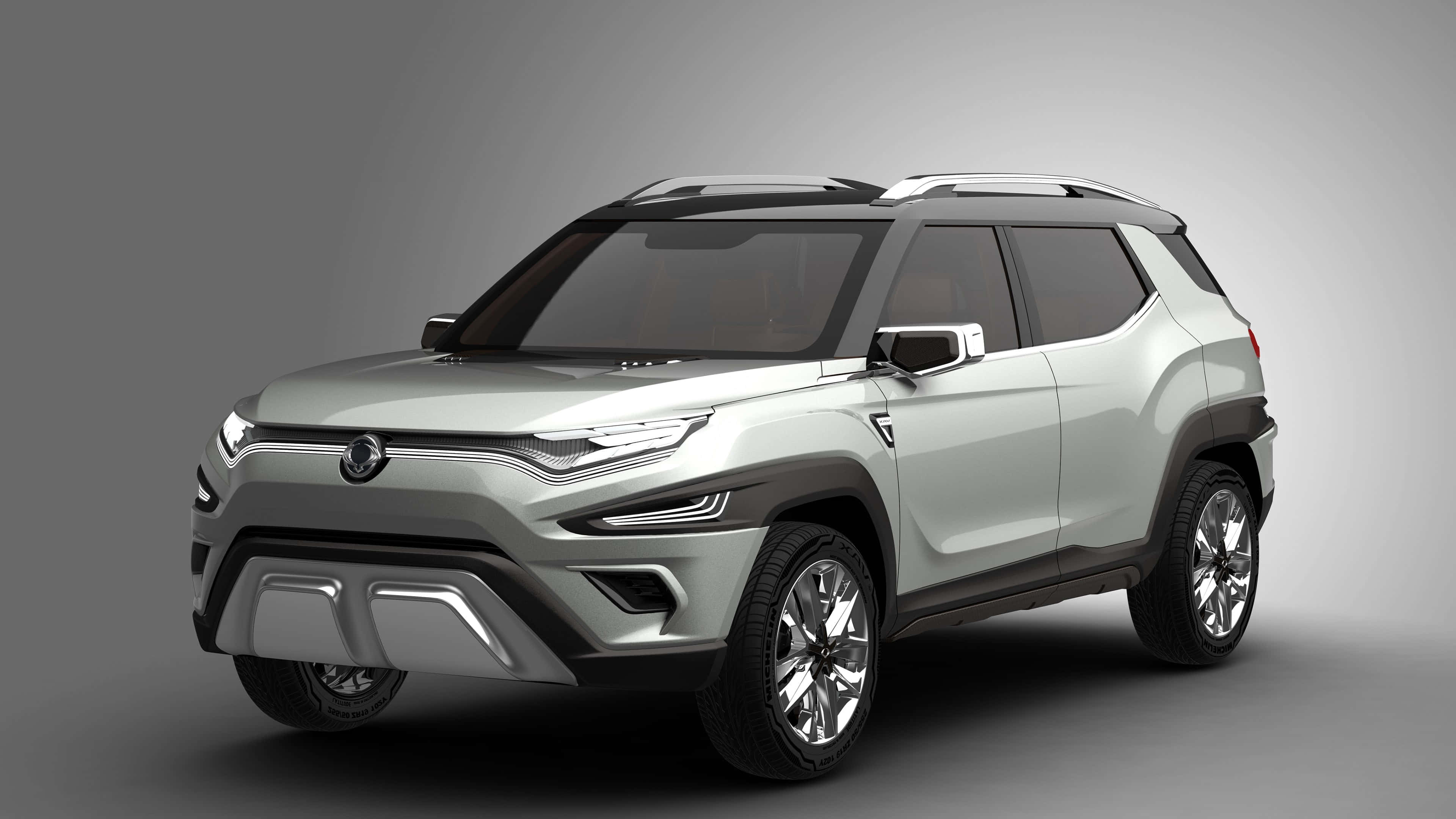 Ssangyong 桌布 壁紙 — 一部時尚的銀色SUV，具有大膽的棱角線條和鍍鉻裝飾，在極簡的灰色工作室背景前靜立。