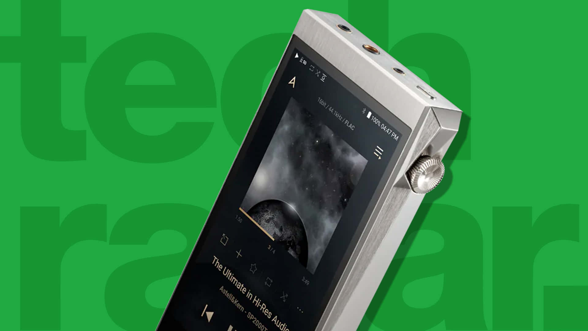 Music Player 桌布 壁紙 — 一部時尚的銀色便攜式音頻播放器在鮮豔的綠色背景上顯示太空主題專輯封面，並帶有模糊的「科技雷達」文字。