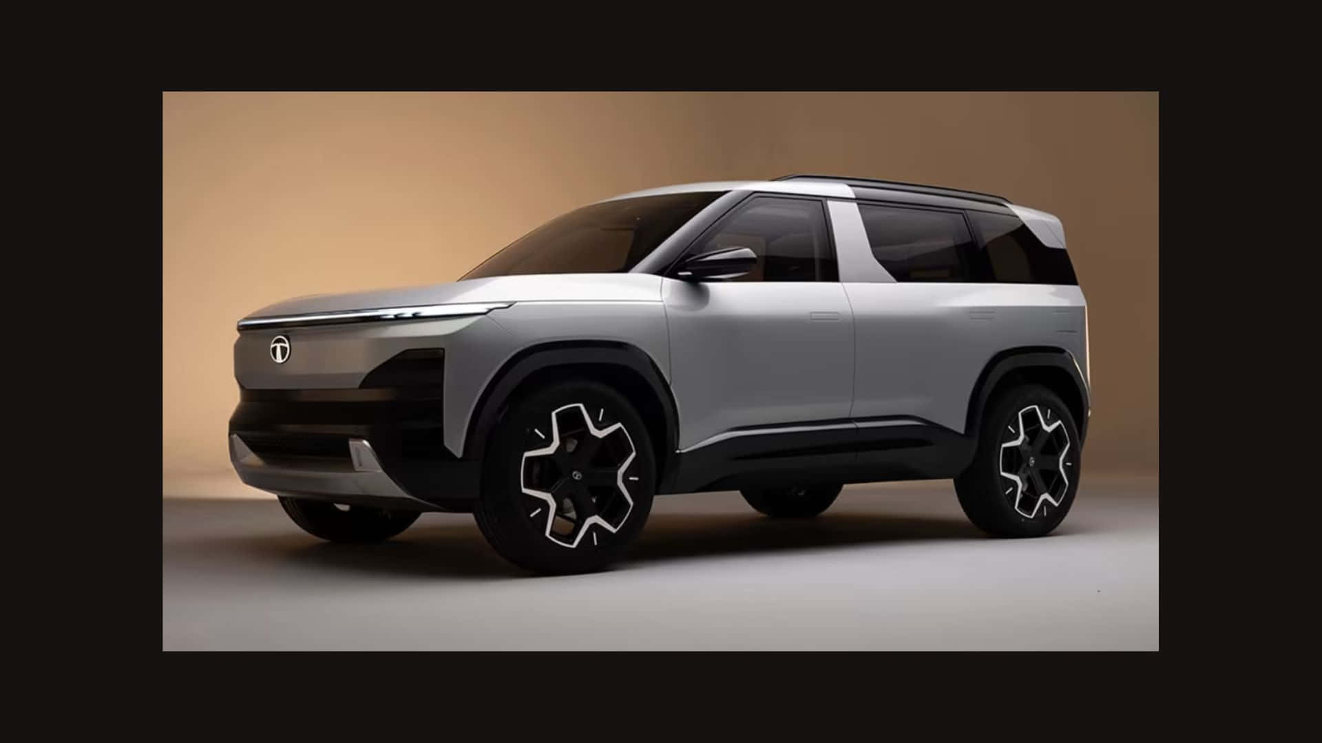 Tata Motors 桌布 壁紙 — 一部時尚的銀色未來感SUV，配備星形輪圈，在極簡風格的攝影棚中展示。