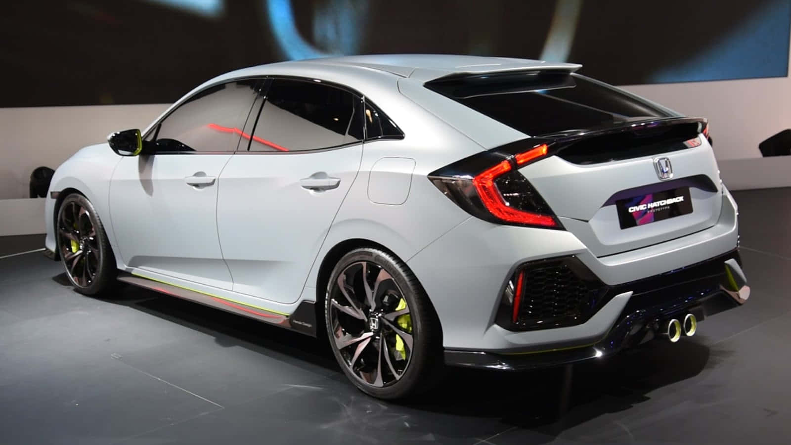 Honda Civic 桌布 壁紙 — 一部時尚的銀色本田Civic Type R掀背車在黑暗舞台上展示，帶有發光的紅色尾燈和黃色制動卡鉗。