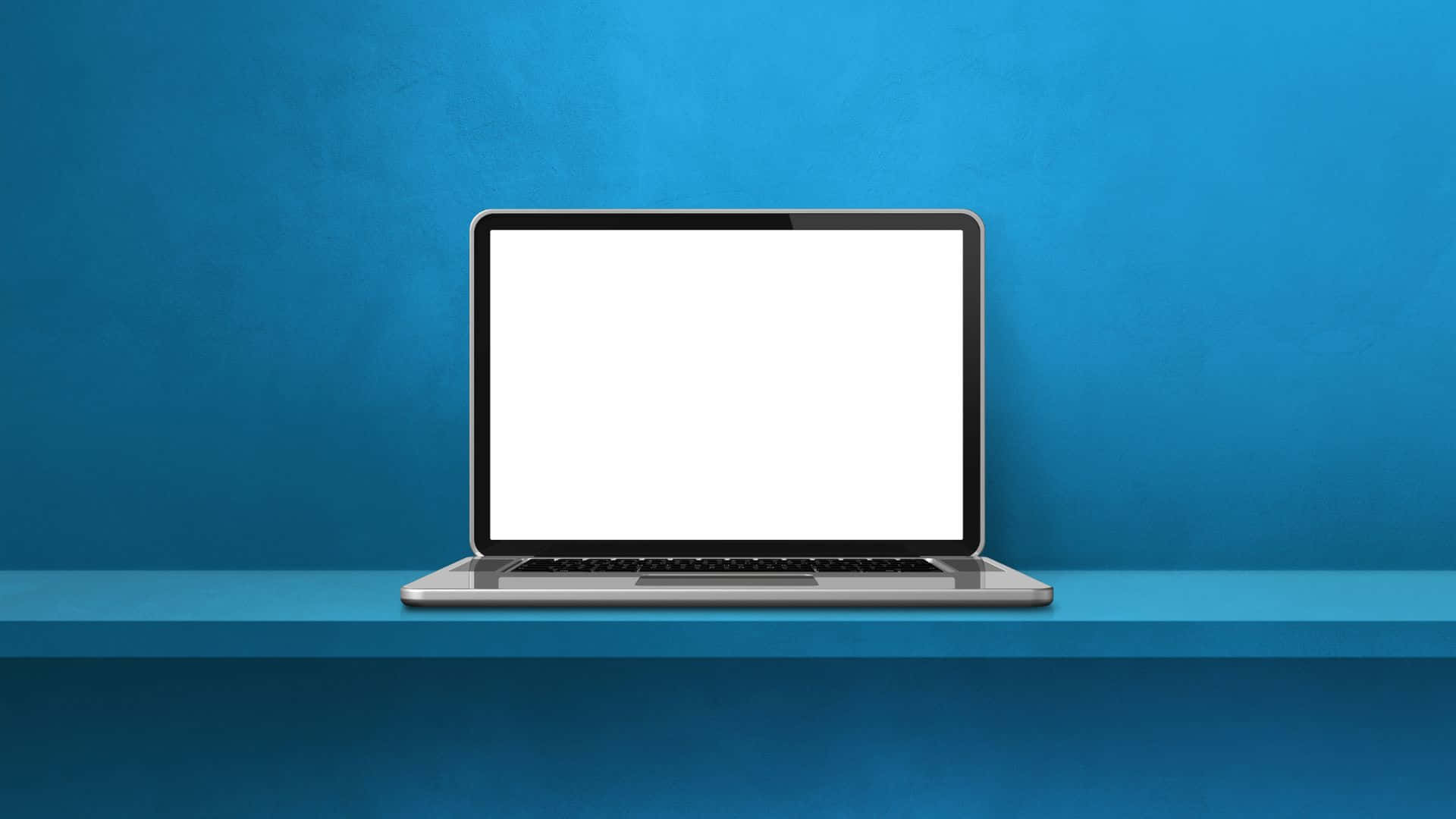 Computer Screen 桌布 壁紙 — 一部時尚的銀色筆記型電腦，配備空白白色螢幕，放置在藍色層架上，背景為有紋理的藍色牆壁。