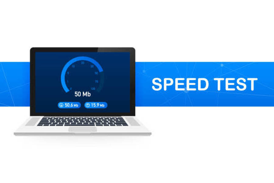 fast 桌布 壁紙 — 一部時尚的銀色筆記型電腦在乾淨的藍色科技背景上顯示一個藍色速度測試儀表，顯示 50 Mb 的下載和上傳速度。