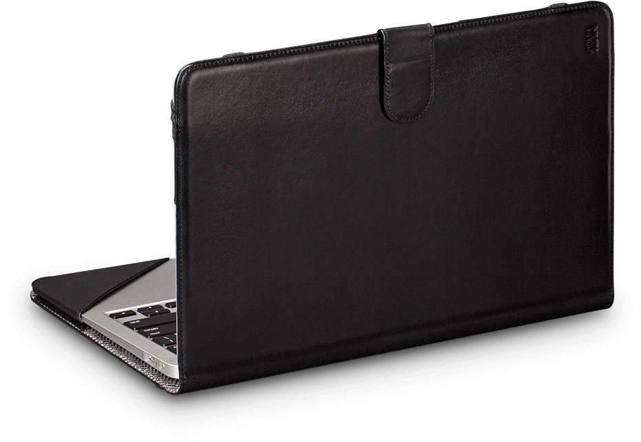 MacBook 動態圖片 桌布 壁紙 — 一部時尚的銀色筆記型電腦部分包裹在黑色皮革保護套中，背景為純黑色。