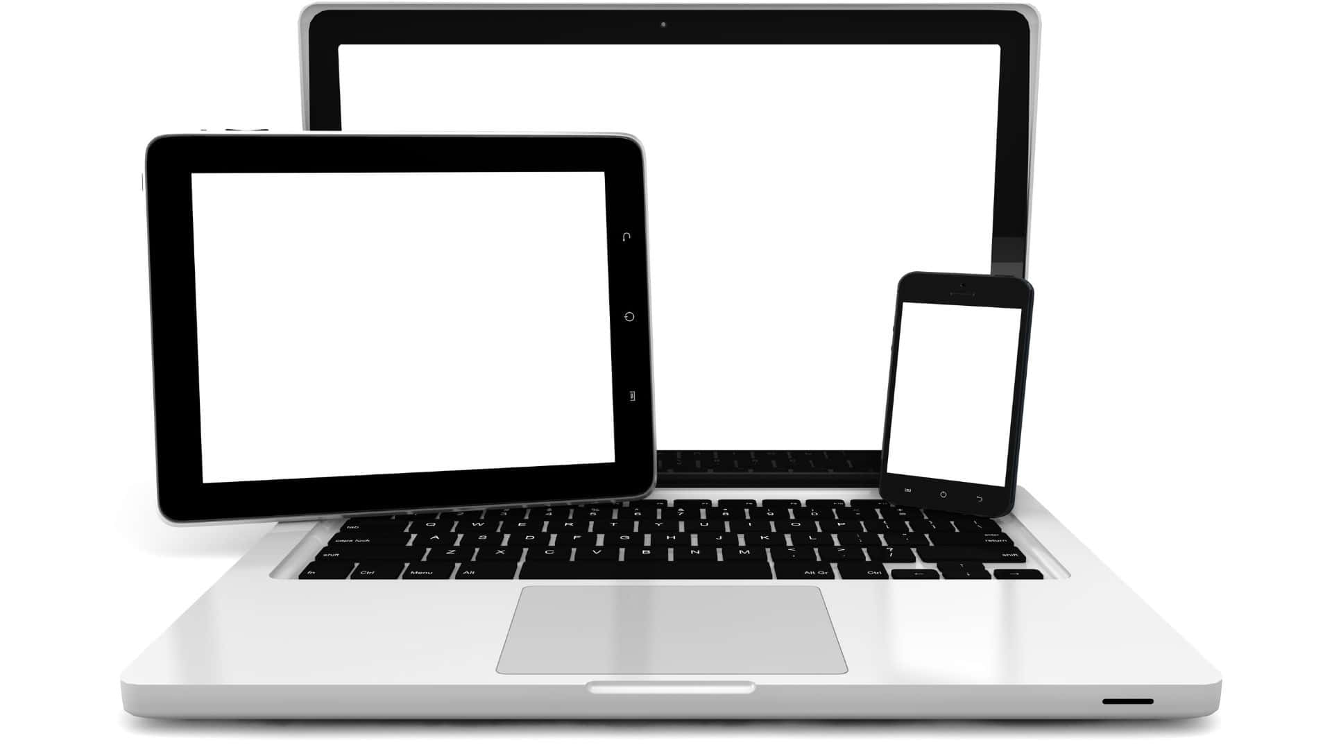 Computer Screen 桌布 壁紙 — 一部時尚的銀色筆記型電腦配備黑色鍵盤，在純白色背景上將平板電腦和智慧型手機放在蓋子上。