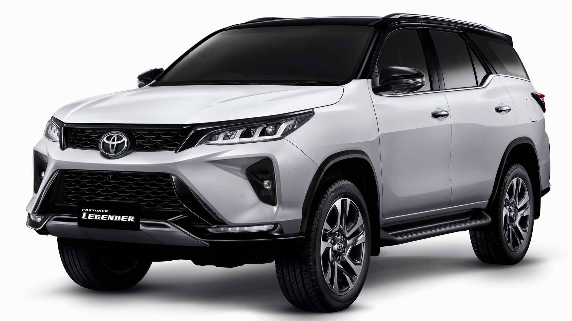 Toyota 桌布 壁紙 — 一部時尚的銀色豐田 Fortuner Legend SUV，帶有黑色飾條和合金輪圈，擺放在純白色背景前。