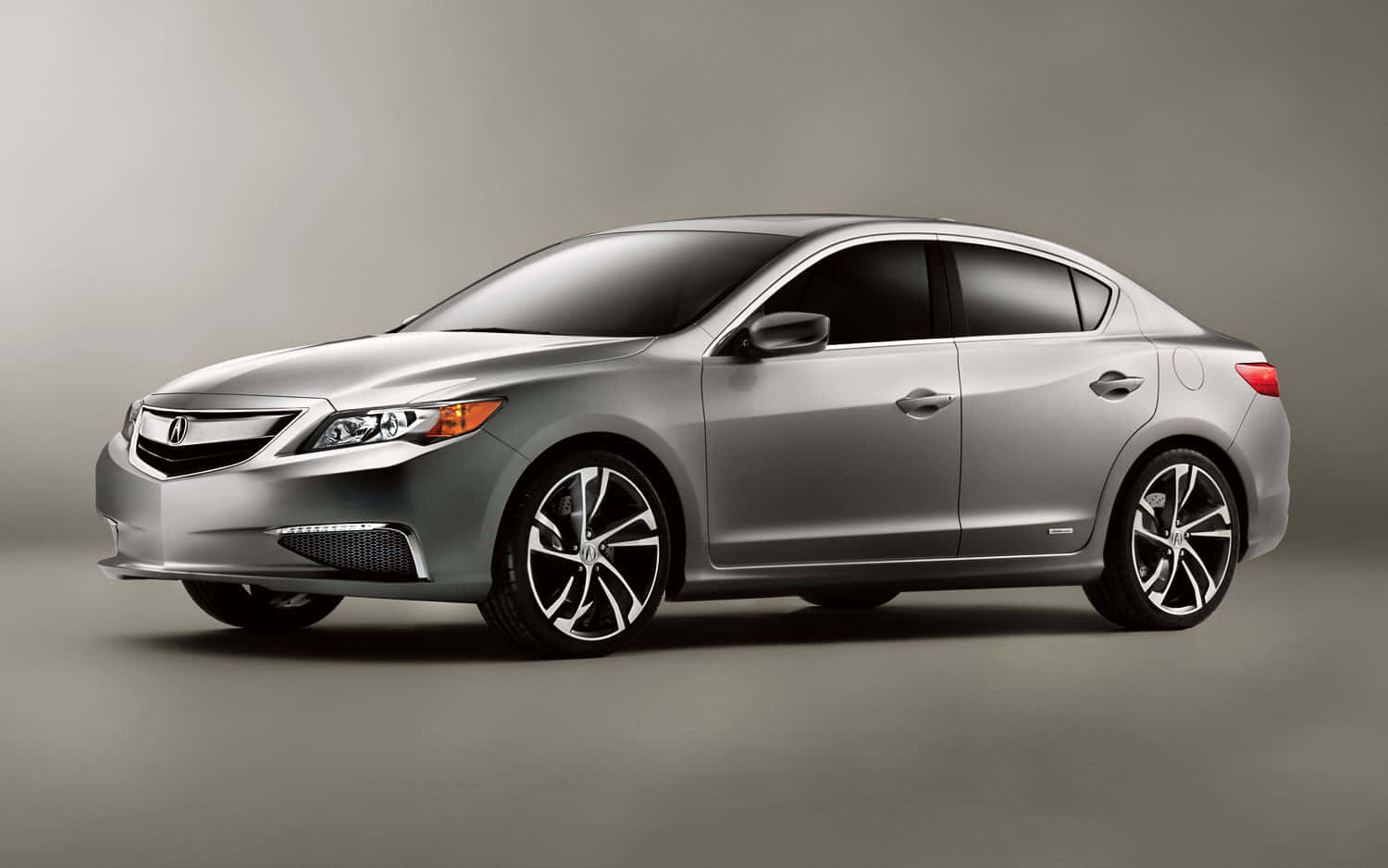 Acura 桌布 壁紙 — 一部時尚的銀色轎車，配備黑色有色車窗和時尚合金輪圈，在簡約的攝影棚環境中展示。