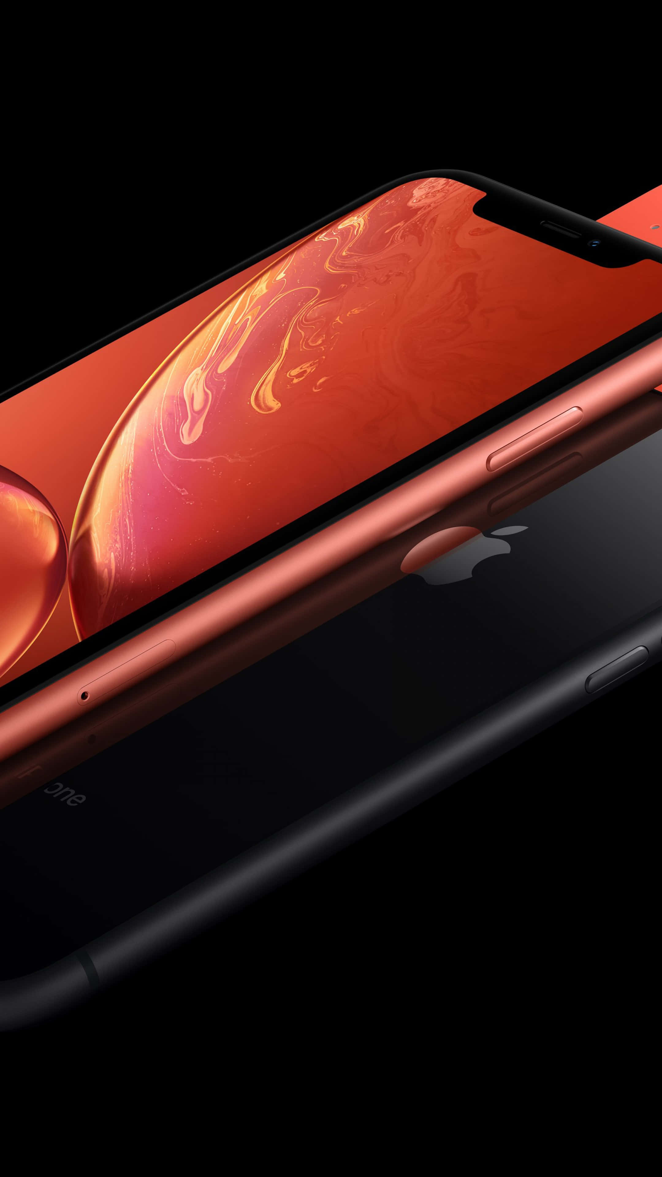 iPhone 美學 桌布 壁紙 — 一部時尚的銅色 iPhone XR 傾斜在黑色背景上，搭配充滿活力的橙色漩渦桌布。