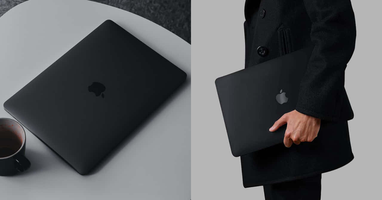 Black Macbook 桌布 壁紙 — 一部時尚的霧面黑色 MacBook 放在咖啡杯旁邊，而一位穿著深色外套的人正拿著另一部 MacBook。