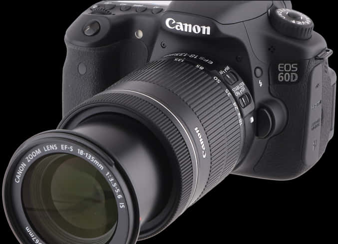 相機 桌布 壁紙 — 一部時尚的黑色 Canon EOS 60D DSLR 相機，配備 18-135mm 變焦鏡頭，傾斜放置在黑色背景前。