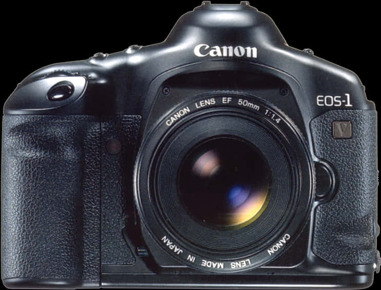 相機 桌布 壁紙 — 一部時尚的黑色 Canon EOS-1V DSLR 相機，配備 50mm 鏡頭，在純黑背景中央展示。