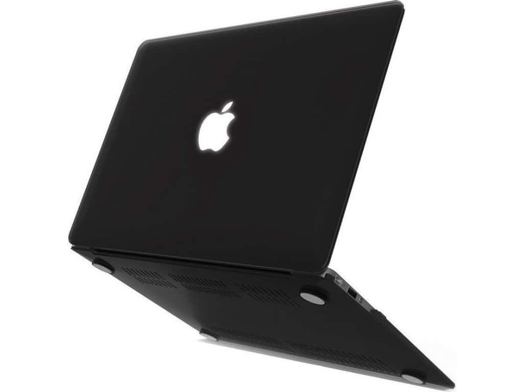 Black Macbook 桌布 壁紙 — 一部時尚的黑色 MacBook 筆記型電腦以傾斜角度展示在純白背景上，帶有其標誌性的發光蘋果標誌。
