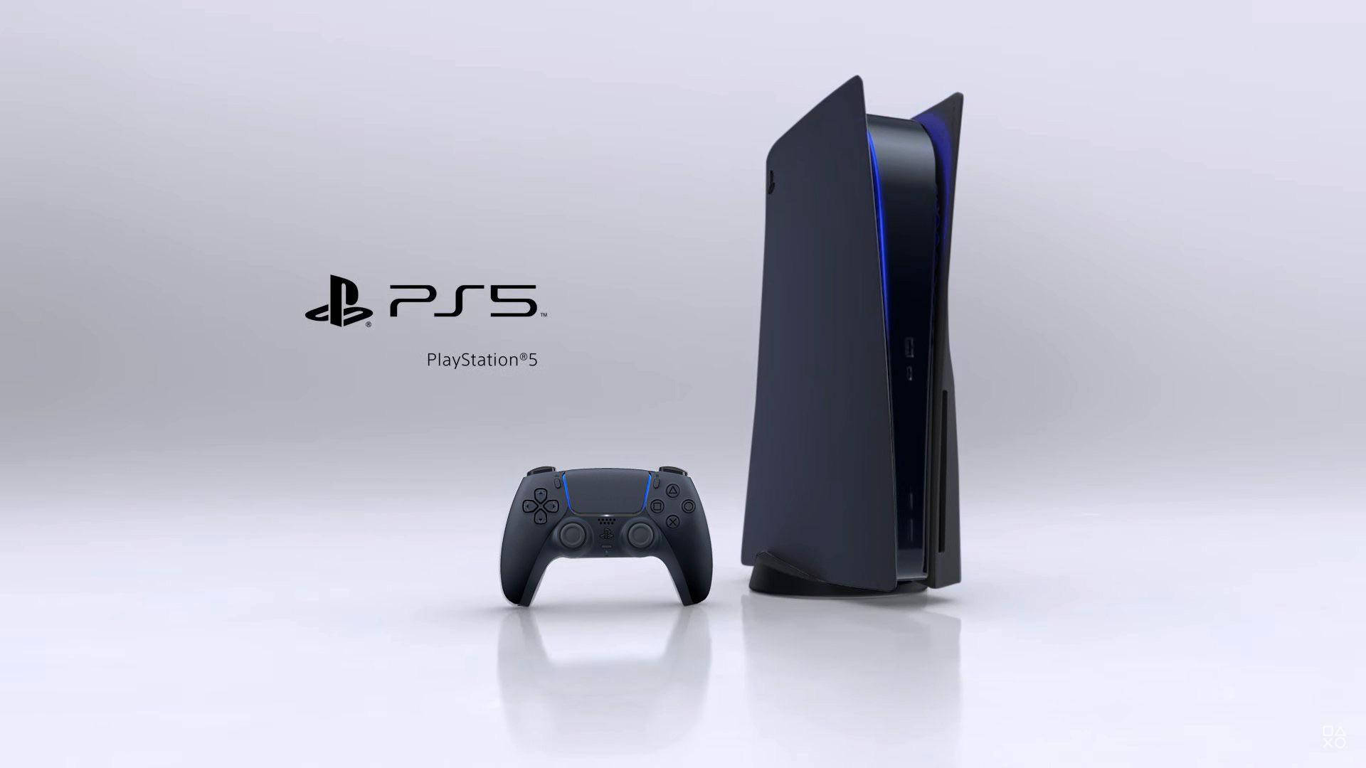 PS5 動態圖片 桌布 壁紙 — 一部時尚的黑色 PlayStation 5 主機和控制器放置在反光的白色表面上，旁邊有 PS5 標誌。