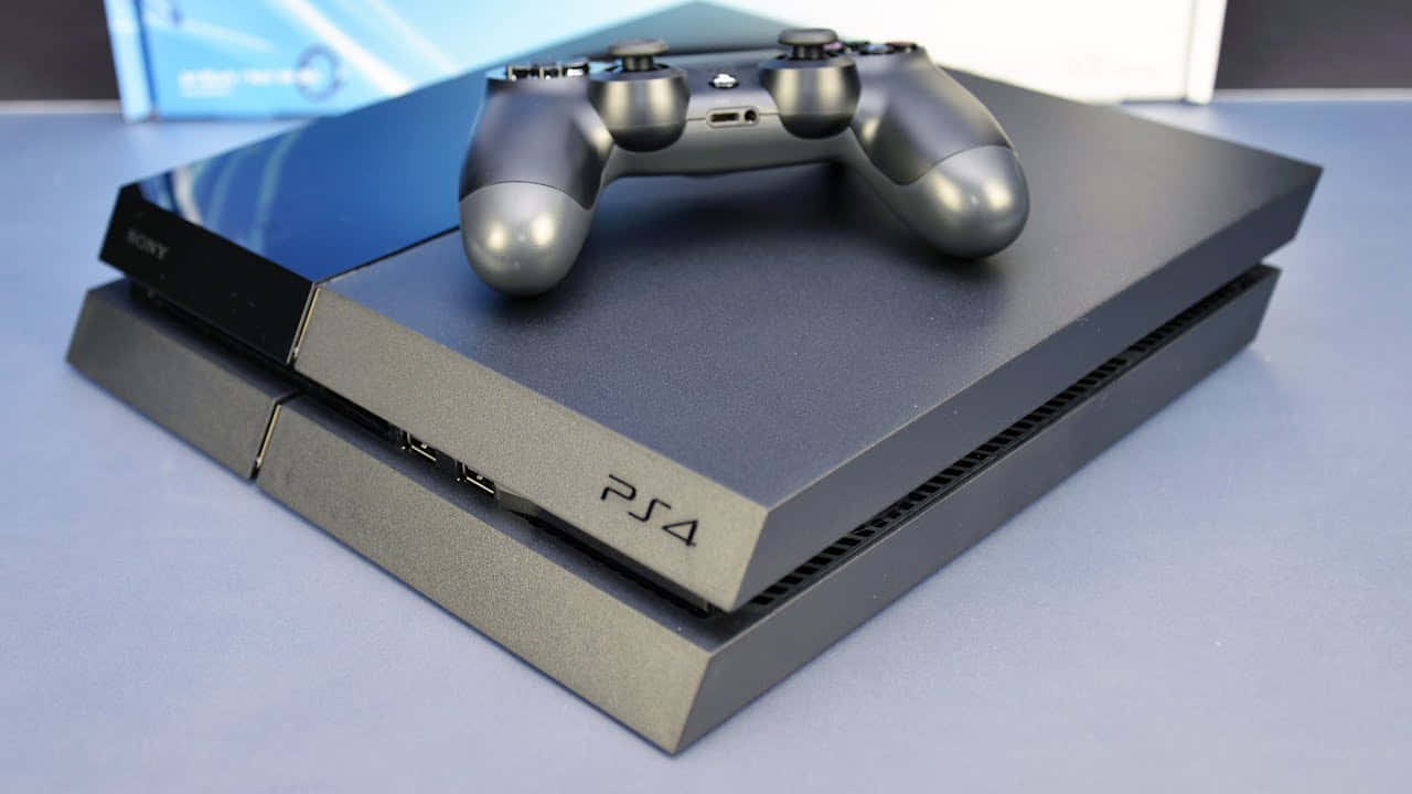 PlayStation 桌布 壁紙 — 一部時尚的黑色 PlayStation 4 主機和一個相配的控制器放在淺藍色表面上。