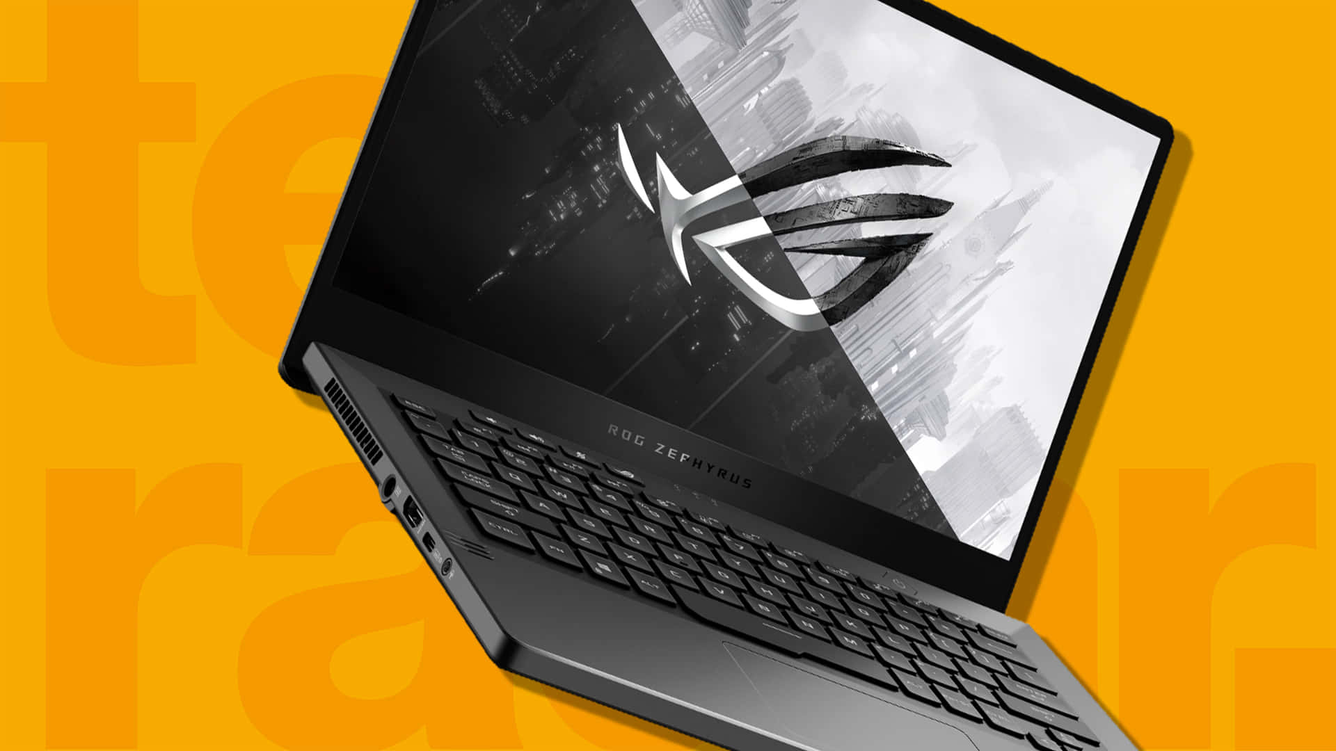 美學筆電 桌布 壁紙 — 一部時尚的黑色 ROG Zephyrus 電競筆電，傾斜放置在帶有微弱文字的鮮明橙色背景上。