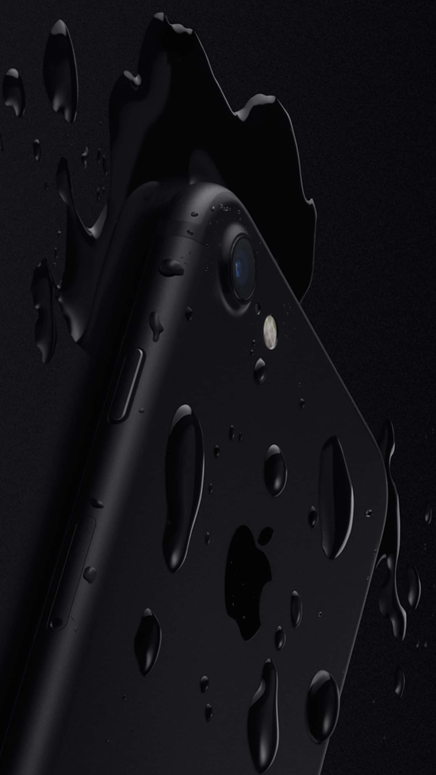 桌布 壁紙 — 一部時尚的黑色iPhone，水滴在其表面流淌，背景為深色。