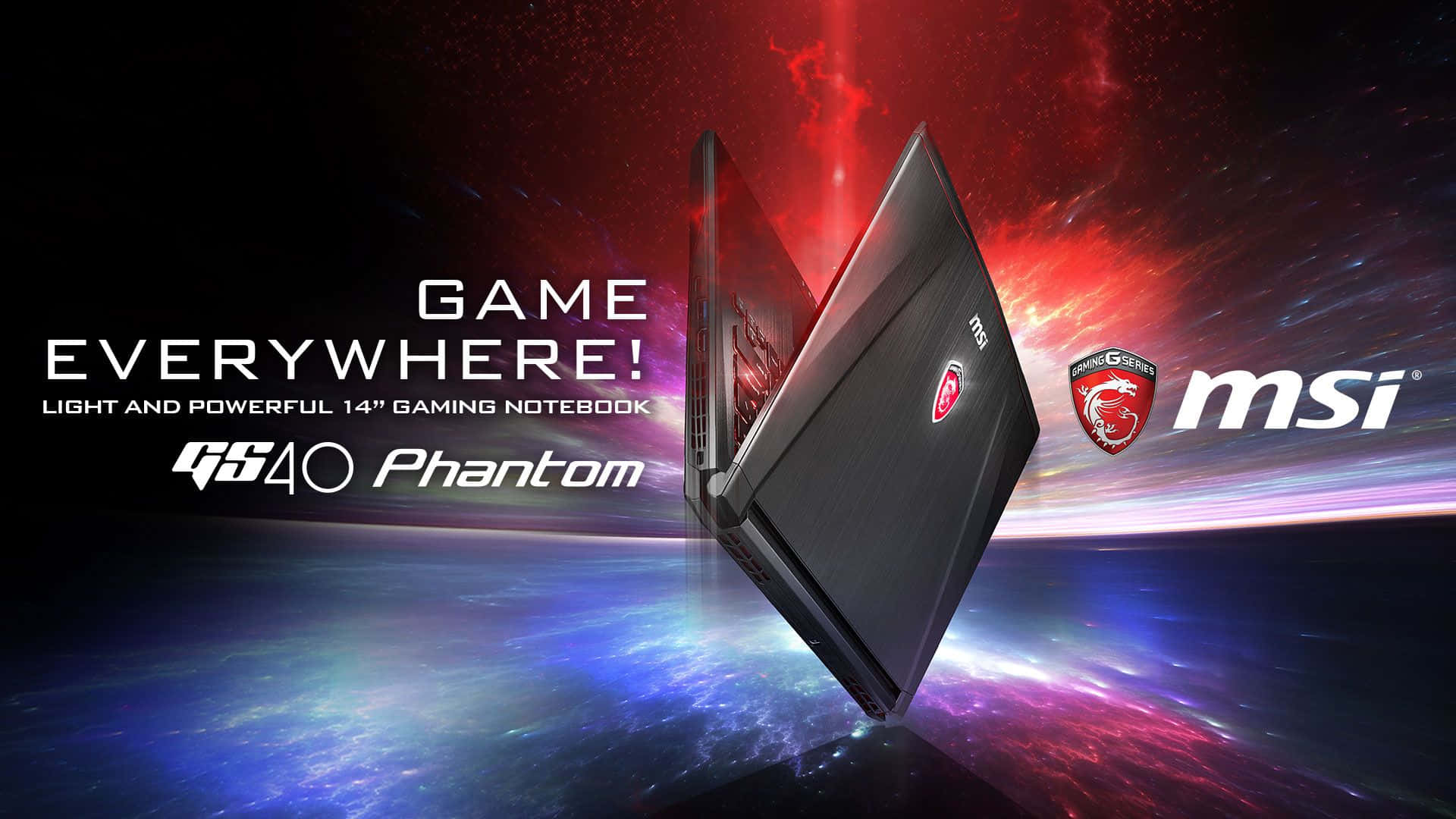 微星 桌布 壁紙 — 一部時尚的黑色MSI GS40 Phantom遊戲筆記型電腦漂浮在紅色和藍色星雲及閃爍星星的宇宙背景中。