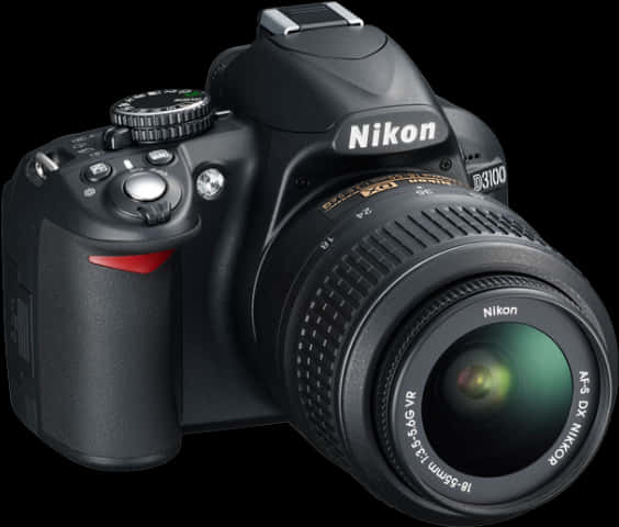 相機 桌布 壁紙 — 一部時尚的黑色Nikon D3100 DSLR相機，配備18-55mm鏡頭，在純黑色背景下的攝影棚燈光中展示。