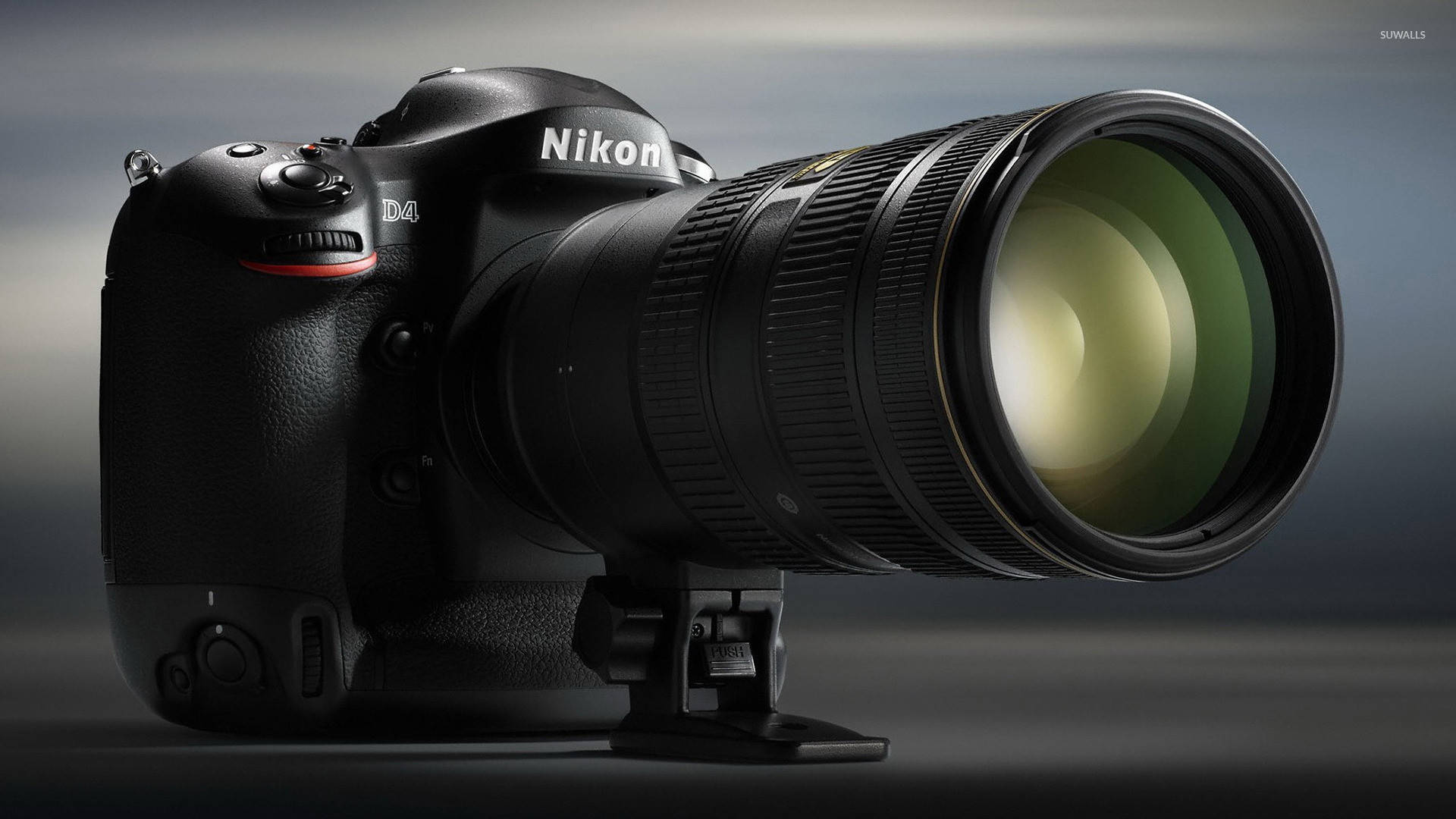 專業Nikon D4相機配備望遠鏡頭，置於攝影棚支架上。 — 4d 壁紙