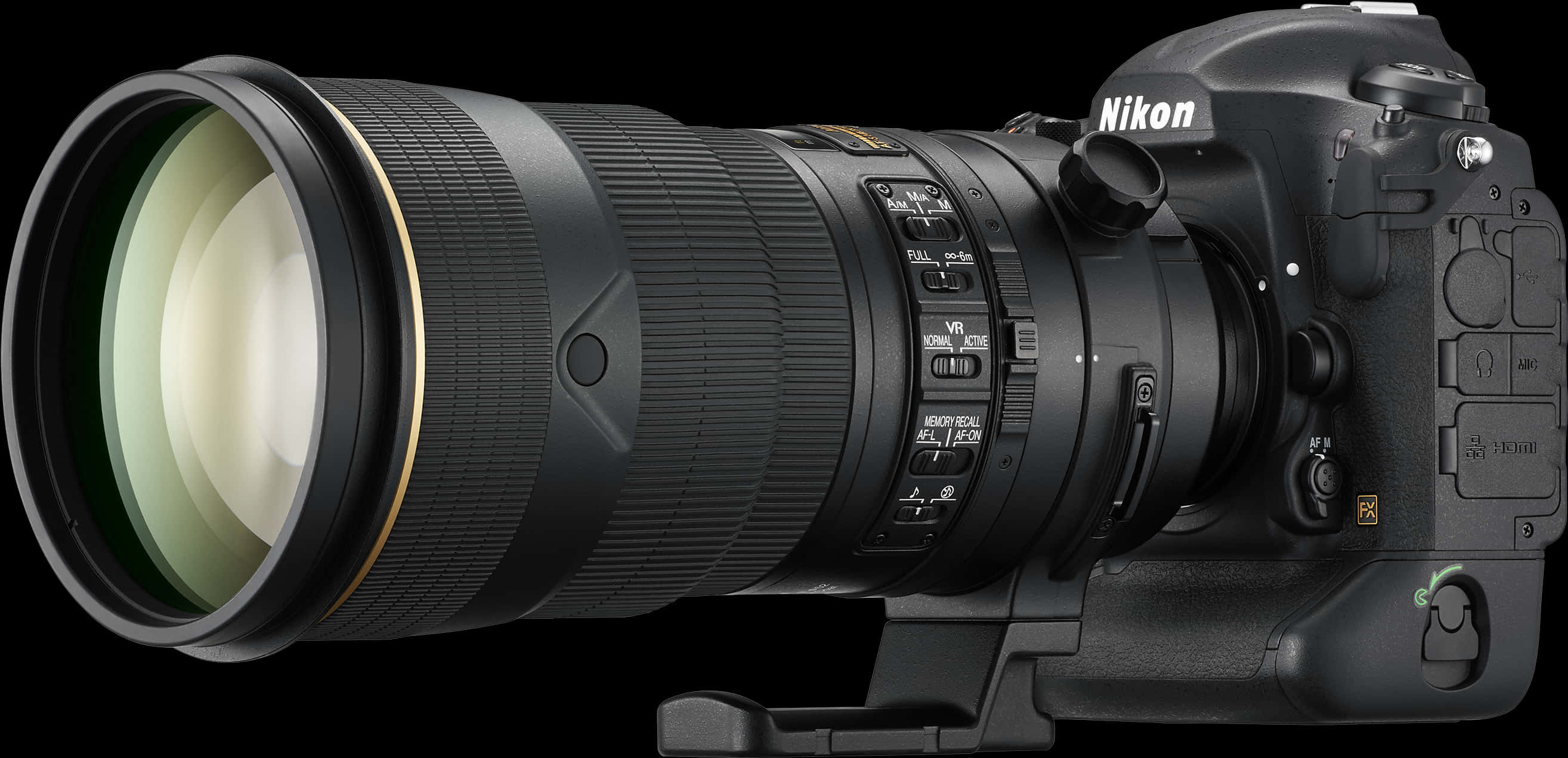 相機 桌布 壁紙 — 一部時尚的黑色Nikon DSLR相機，配備大型望遠鏡頭，在純黑色背景下的工作室燈光中展示。