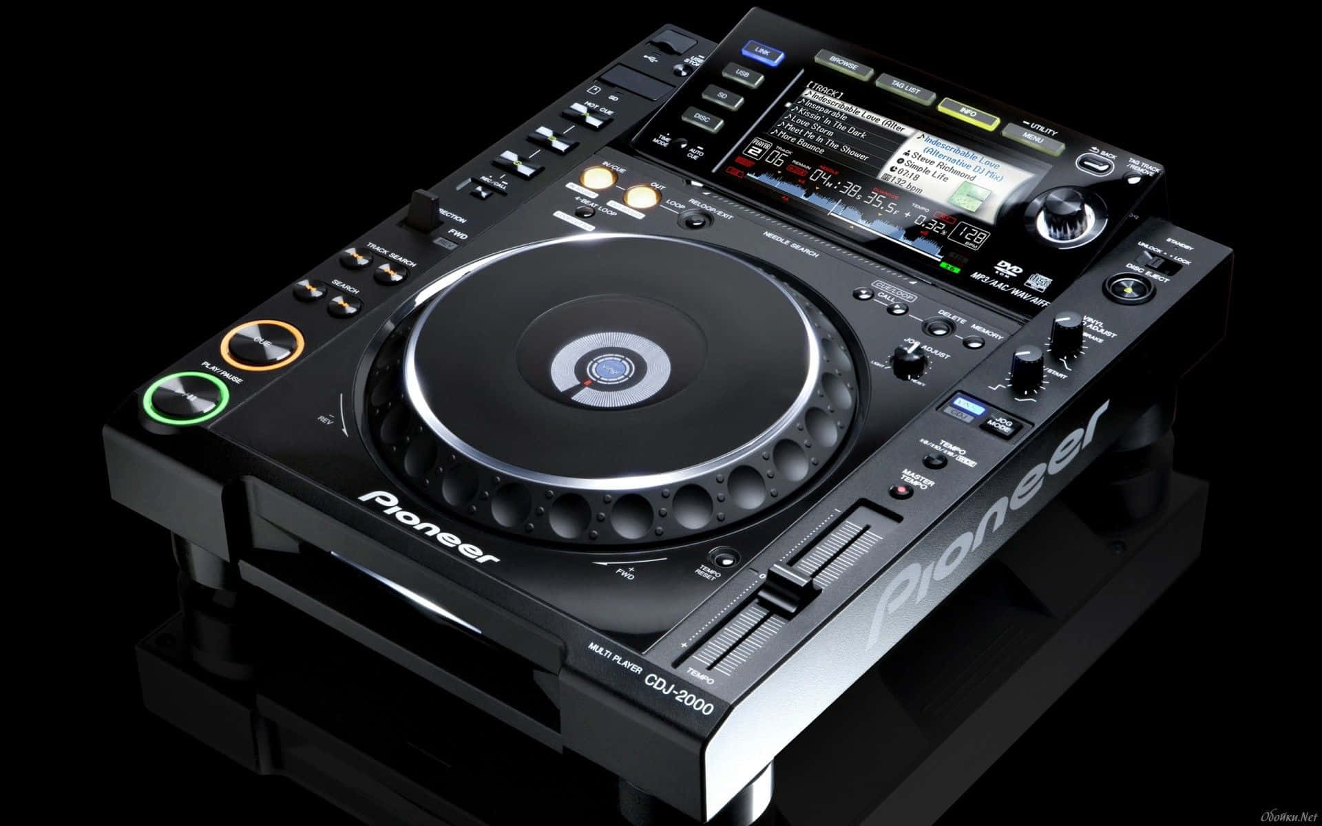 DJ 桌布 壁紙 — 一部時尚的黑色Pioneer CDJ-2000 DJ播放器，帶有發光的彩色按鈕和照明顯示屏，背景為深色。