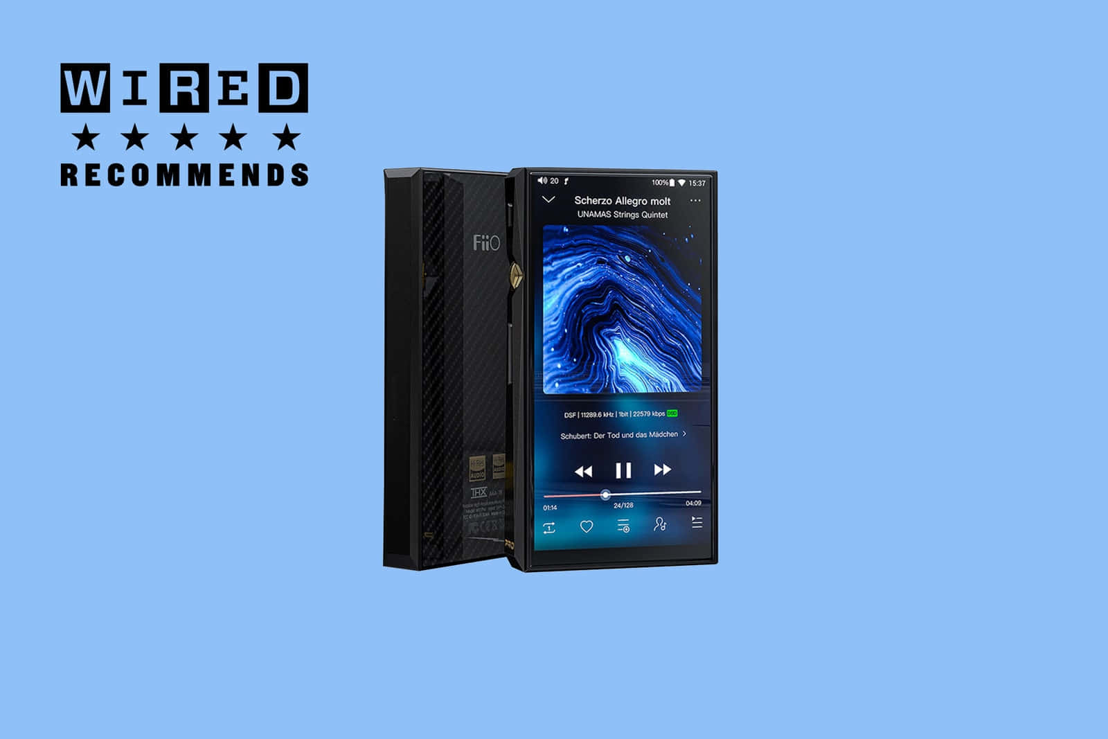 Music Player 桌布 壁紙 — 一部時尚的黑色可攜式音樂播放器，螢幕上顯示充滿活力的藍色漩渦抽象桌布，背景為純淺藍色。