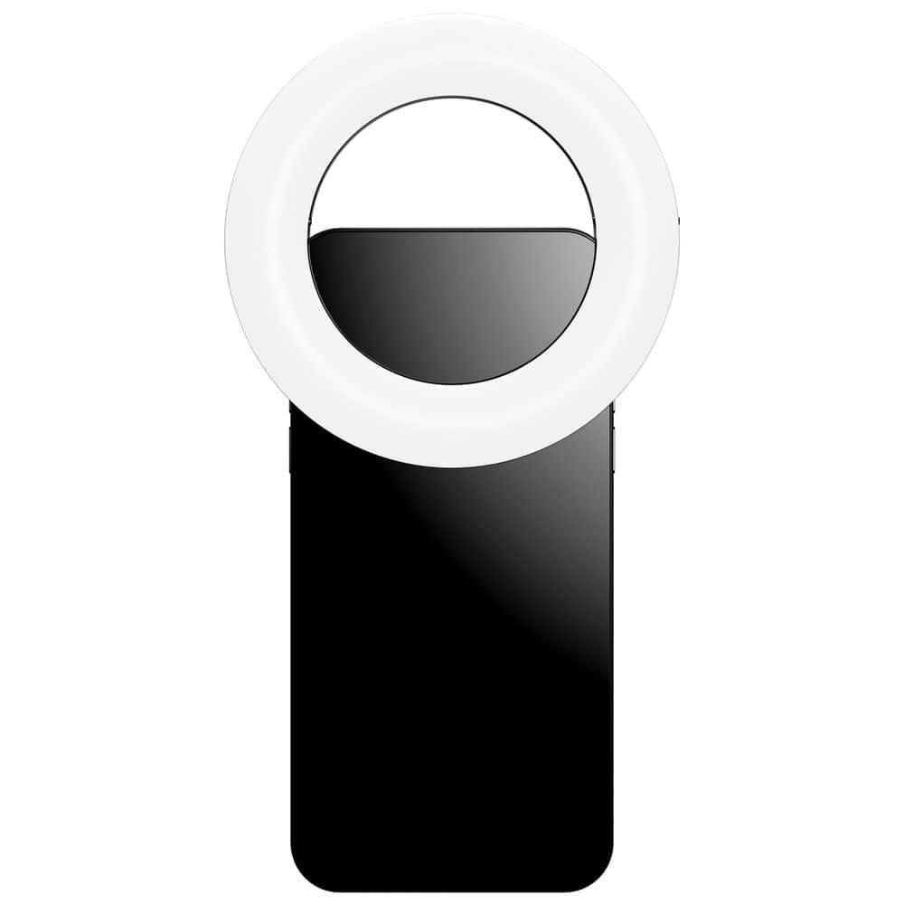 Ring Light 桌布 壁紙 — 一部時尚的黑色智慧型手機，帶有白色圓形環形燈，貼在純白色背景上。