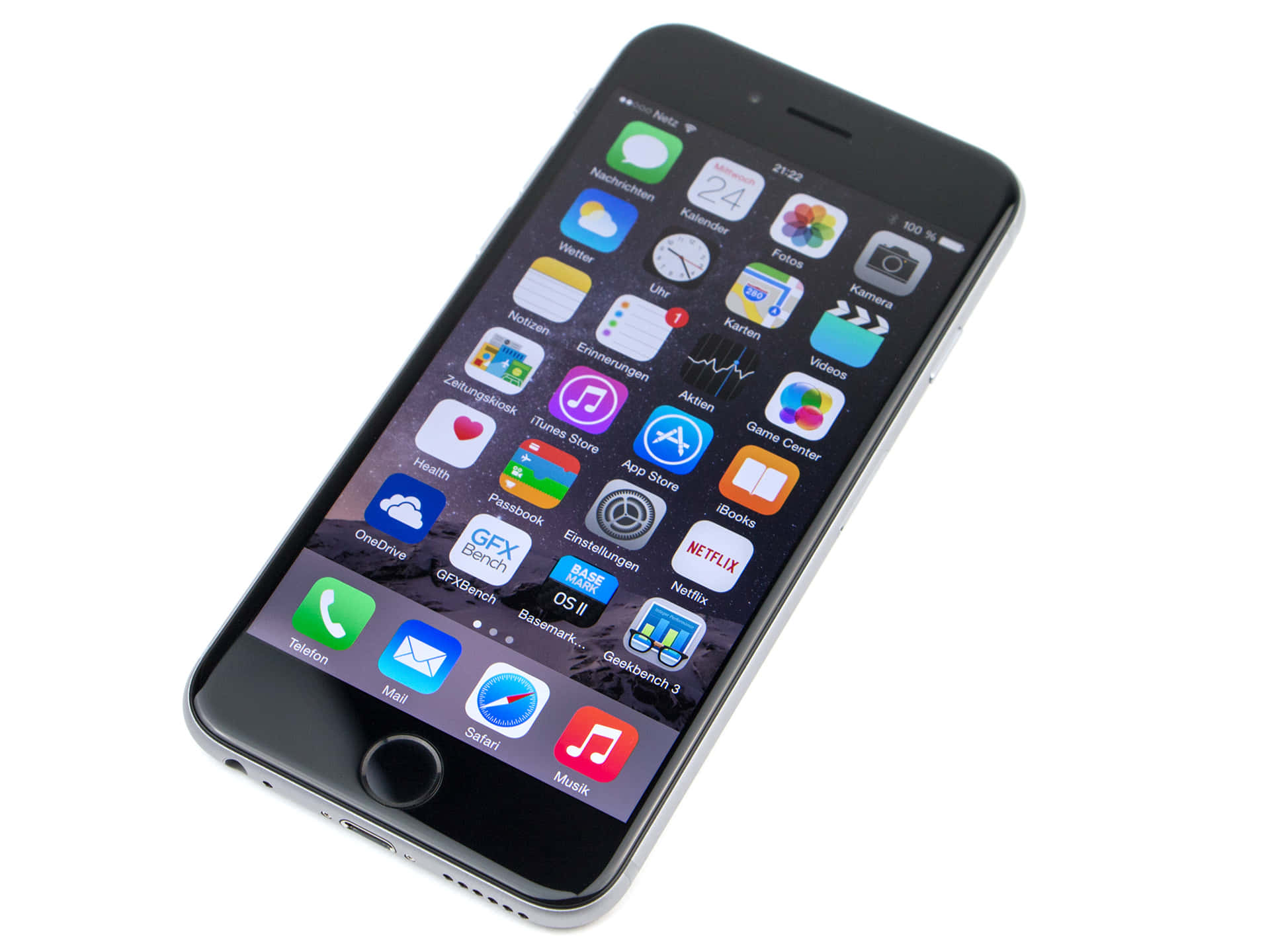 Apple Phone 桌布 壁紙 — 一部時尚的黑色智慧型手機傾斜在白色背景上，顯示色彩繽紛的應用程式圖示和德語介面。