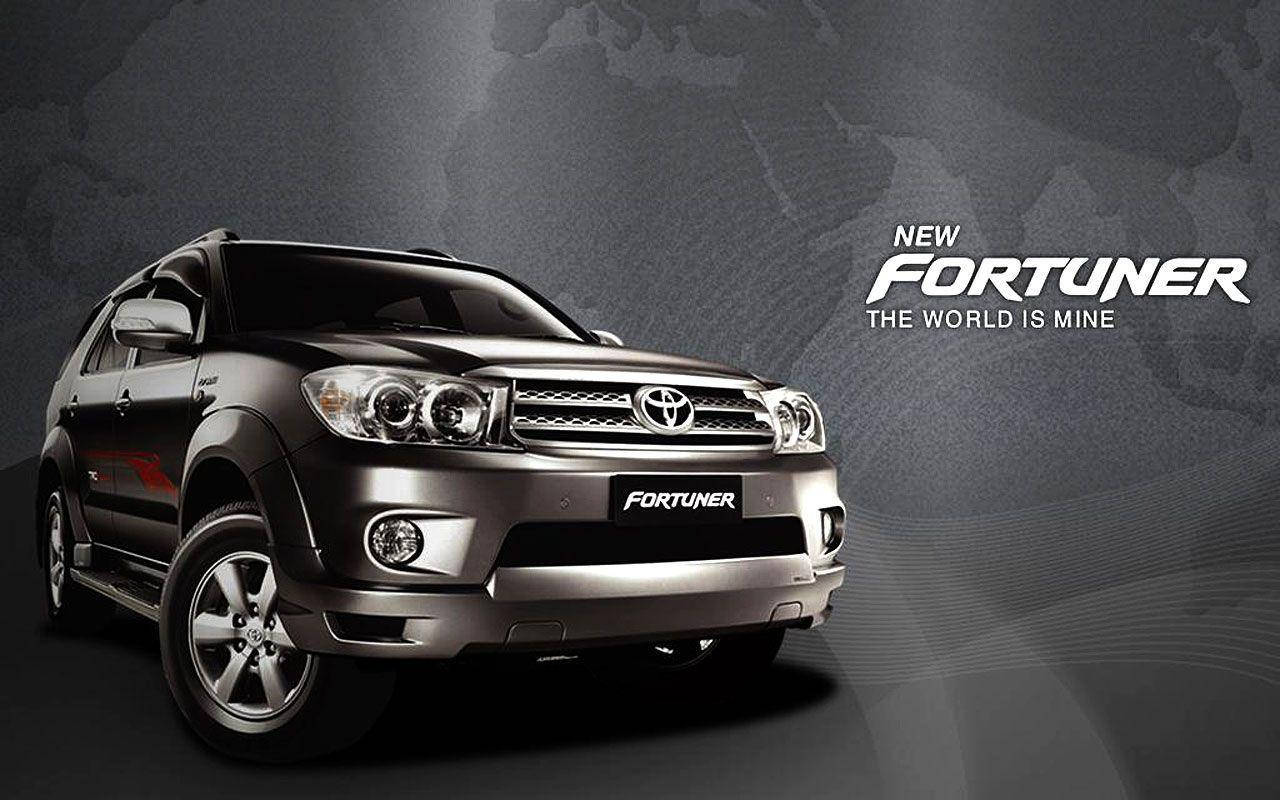 黑色豐田 Fortuner SUV 在攝影棚燈光下，帶有「The World Is Mine」標語。 — Toyota Supra Mk4 壁紙