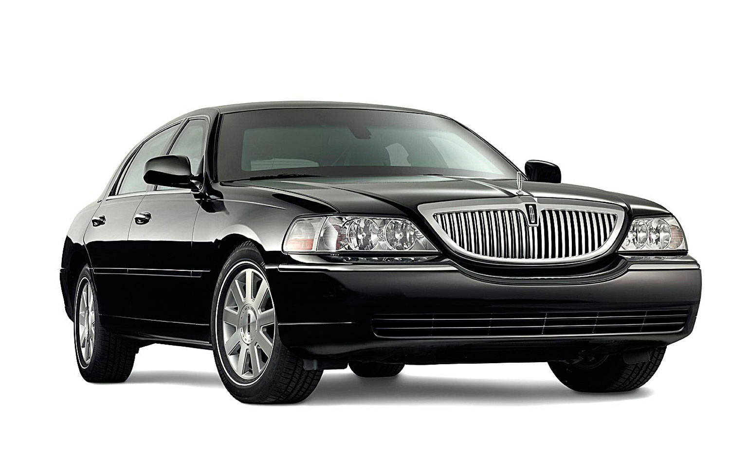 cars 桌布 壁紙 — 一部時尚的黑色豪華轎車，配備鍍鉻格柵和合金輪圈，在純白背景前展現姿態。
