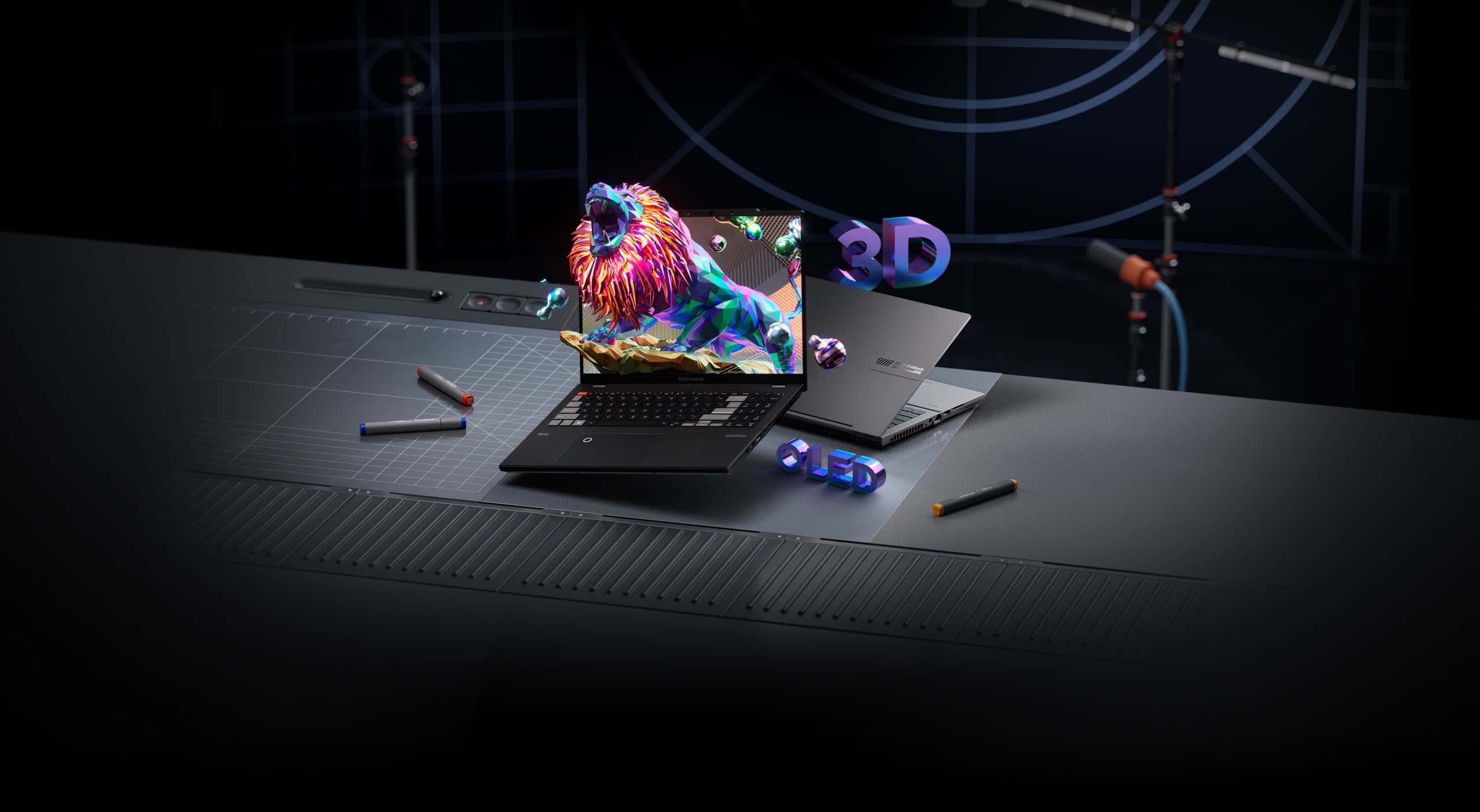 3d Technology 桌布 壁紙 — 一部時尚筆記型電腦在科技工作室的深色網格桌上展示充滿活力的3D獅子，配有3D文字和觸控筆工具。