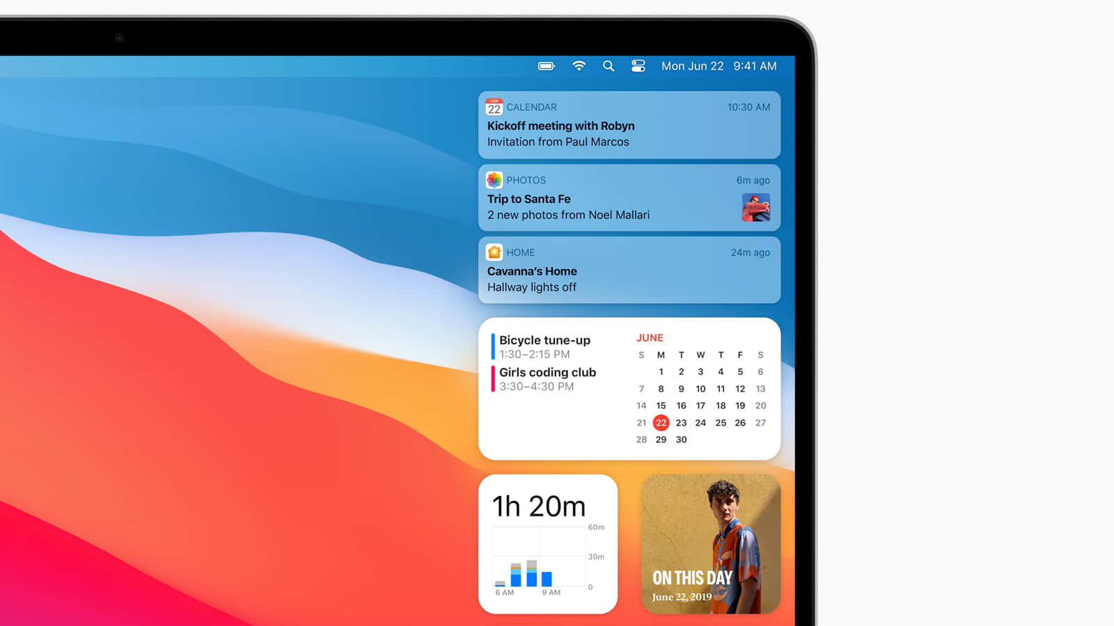 MacBook 動態圖片 桌布 壁紙 — 一部時尚筆記型電腦顯示充滿活力的抽象桌布，帶有流動的橙色、粉紅色和藍色波浪，背後有數位日曆和通知小工具。
