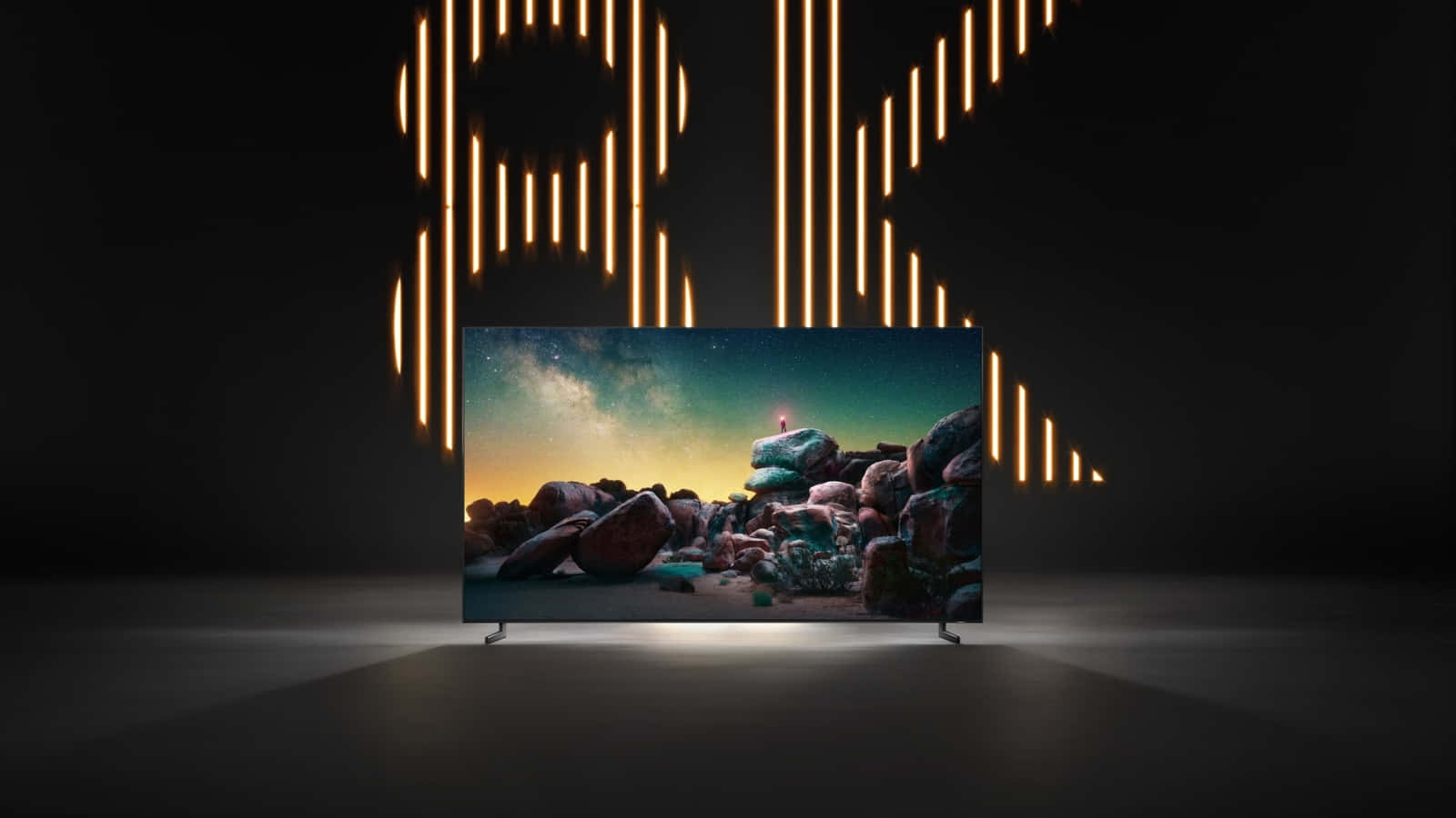 tv 桌布 壁紙 — 一部時尚電視在星空下顯示充滿活力的岩石景觀，黑暗背景中有發光的垂直光條。