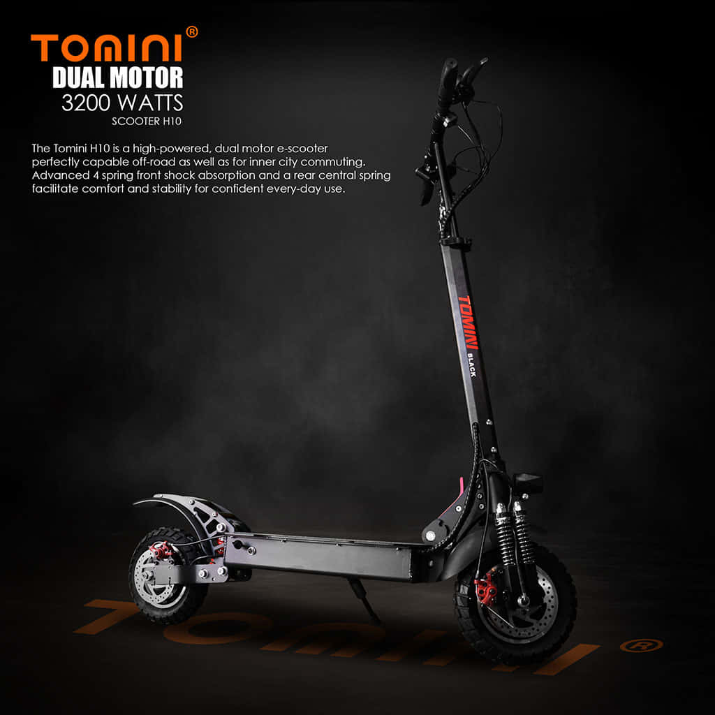 scooter 桌布 壁紙 — 一部時尚黑色Tomini雙馬達電動滑板車，帶有紅色點綴，立於深色煙霧背景前，並有橙色品牌文字。