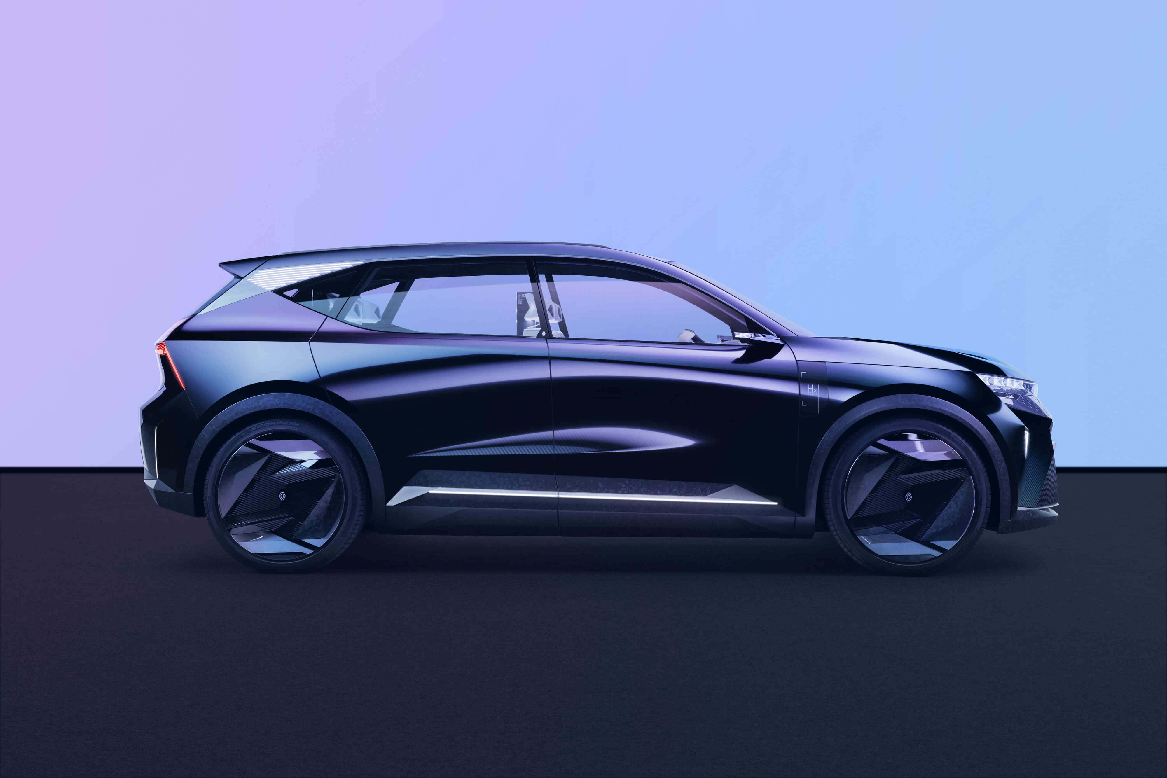 Renault Scenic 桌布 壁紙 — 一部時尚黑色未來感SUV，帶有發光飾邊，立於漸變紫藍色工作室場景中。