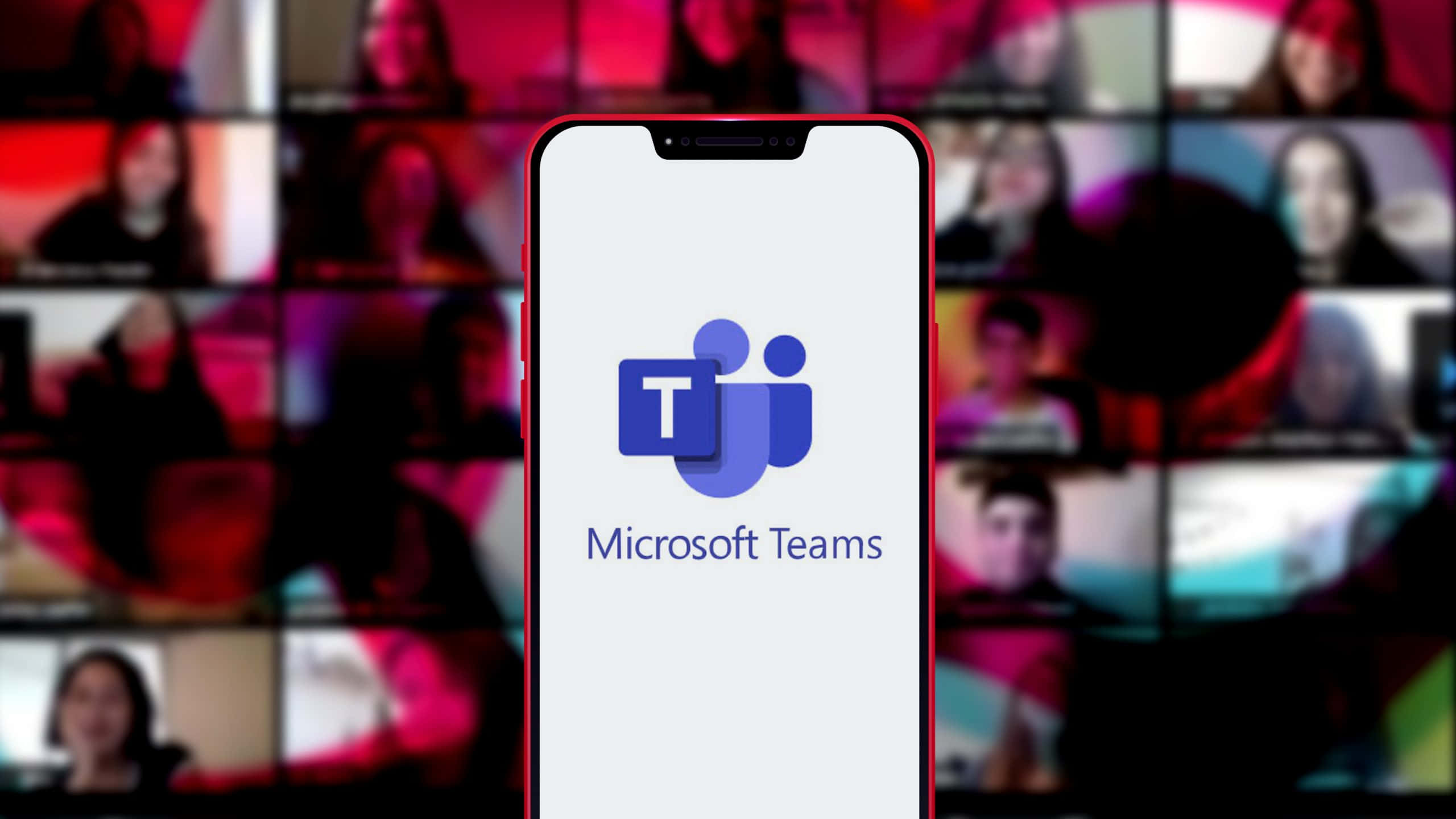 Microsoft Teams 桌布 壁紙 — 一部智慧型手機，中央顯示 Microsoft Teams 應用程式標誌，背景為模糊的視訊通話參與者網格。