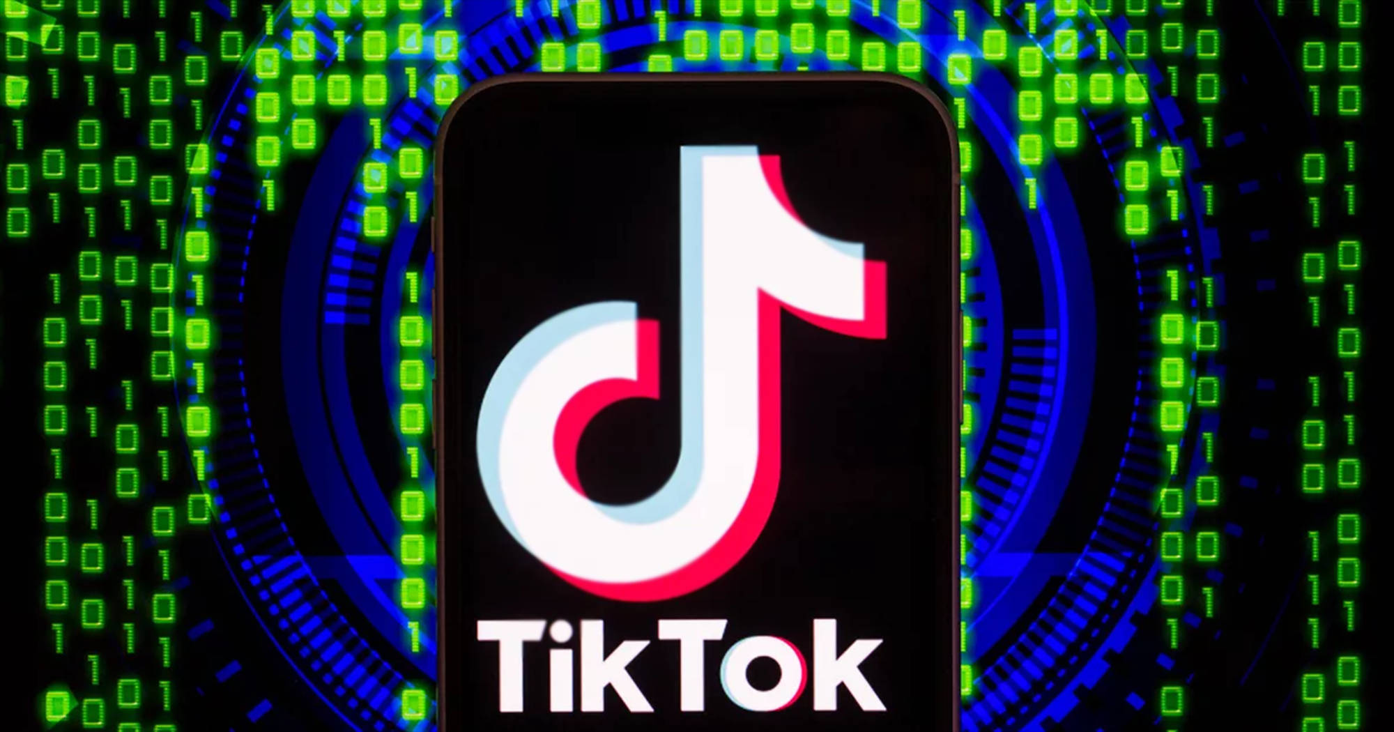 TikTok 動圖 桌布 壁紙 — 一部智慧型手機在數位背景上顯示TikTok標誌，背景為墜落的綠色二進制代碼和發光的藍色圓形圖案。